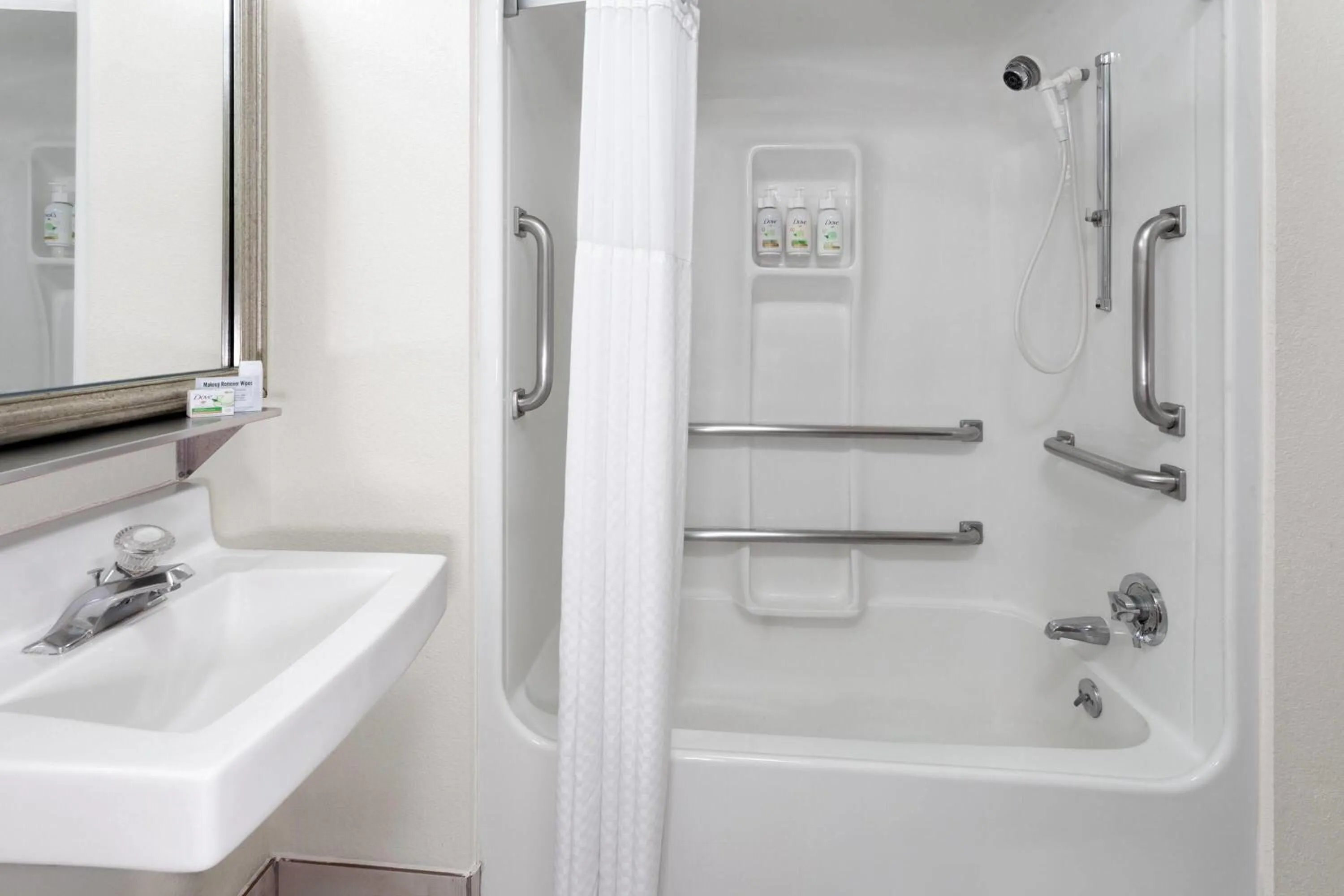 Bathroom in Baymont by Wyndham Green Bay