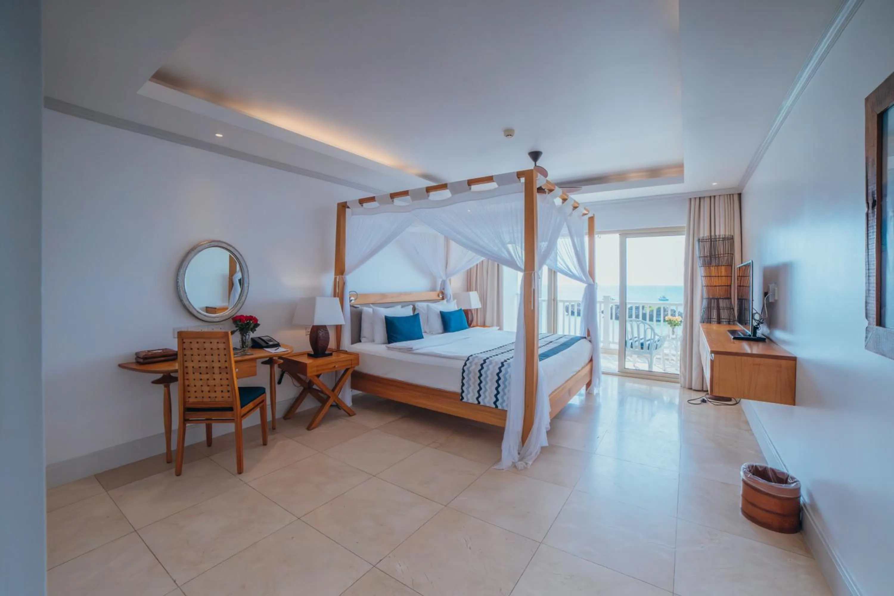 Photo of the whole room, Bed in Hemingways Watamu