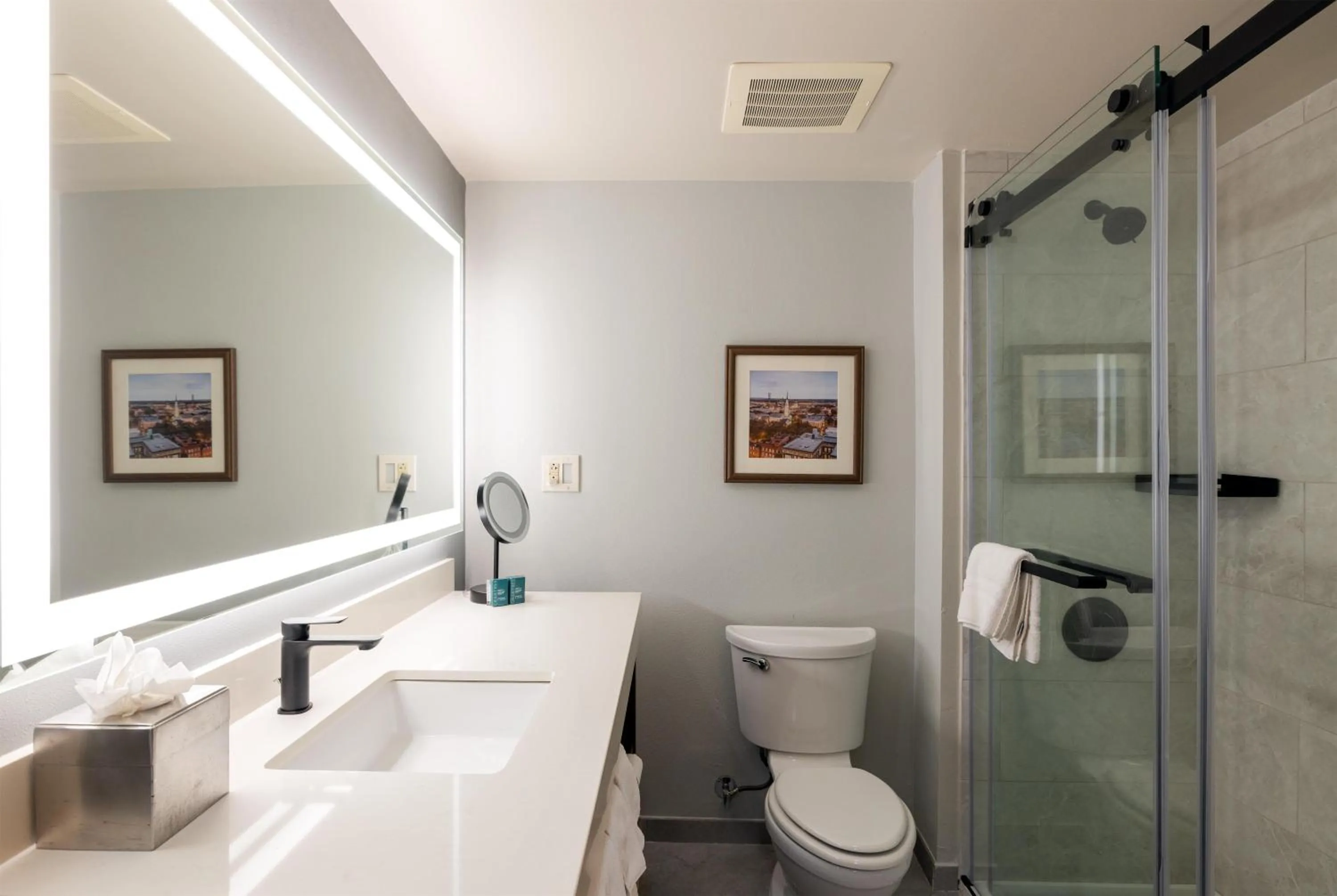 Bathroom in DoubleTree by Hilton Hotel Savannah Airport