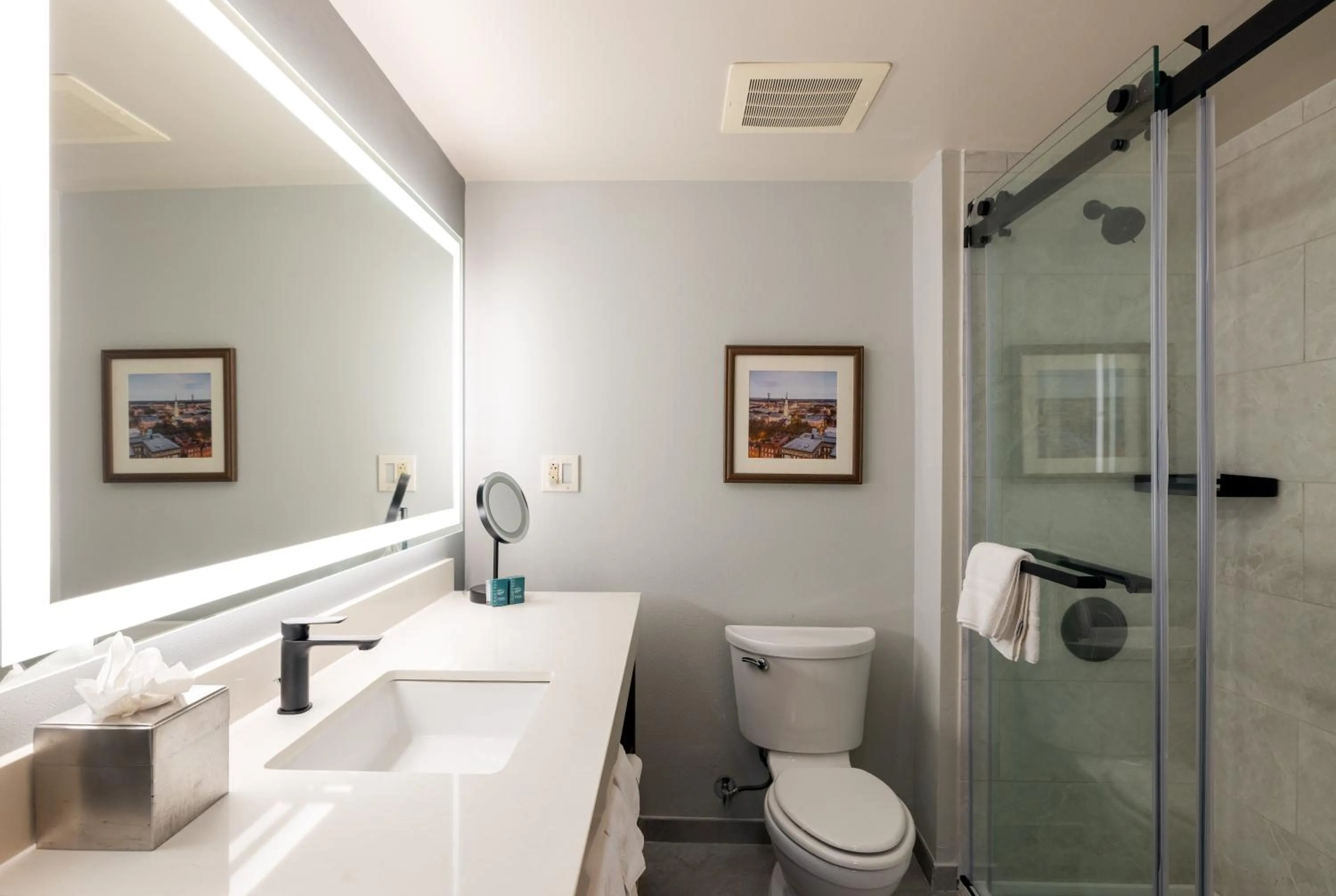 Bathroom in DoubleTree by Hilton Hotel Savannah Airport