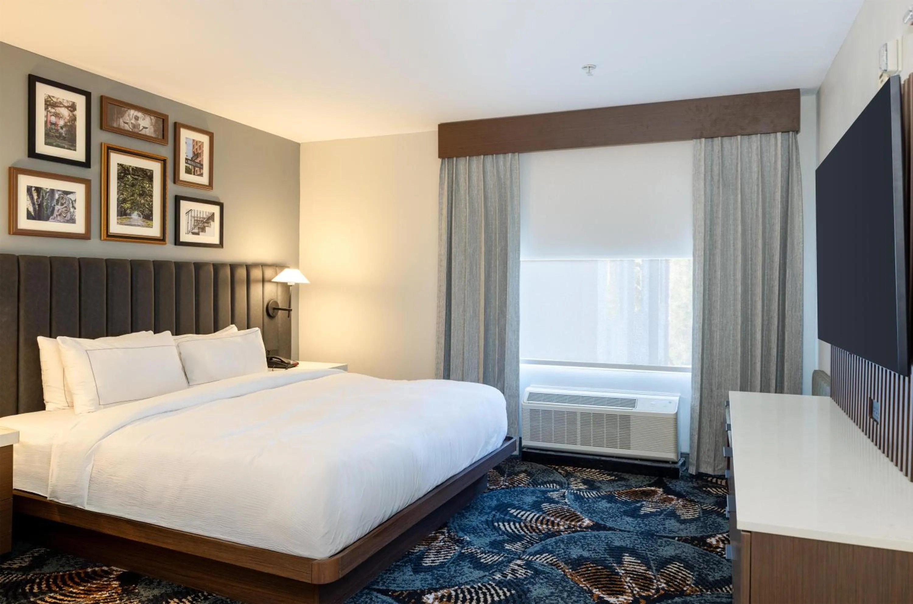 Bed in DoubleTree by Hilton Hotel Savannah Airport