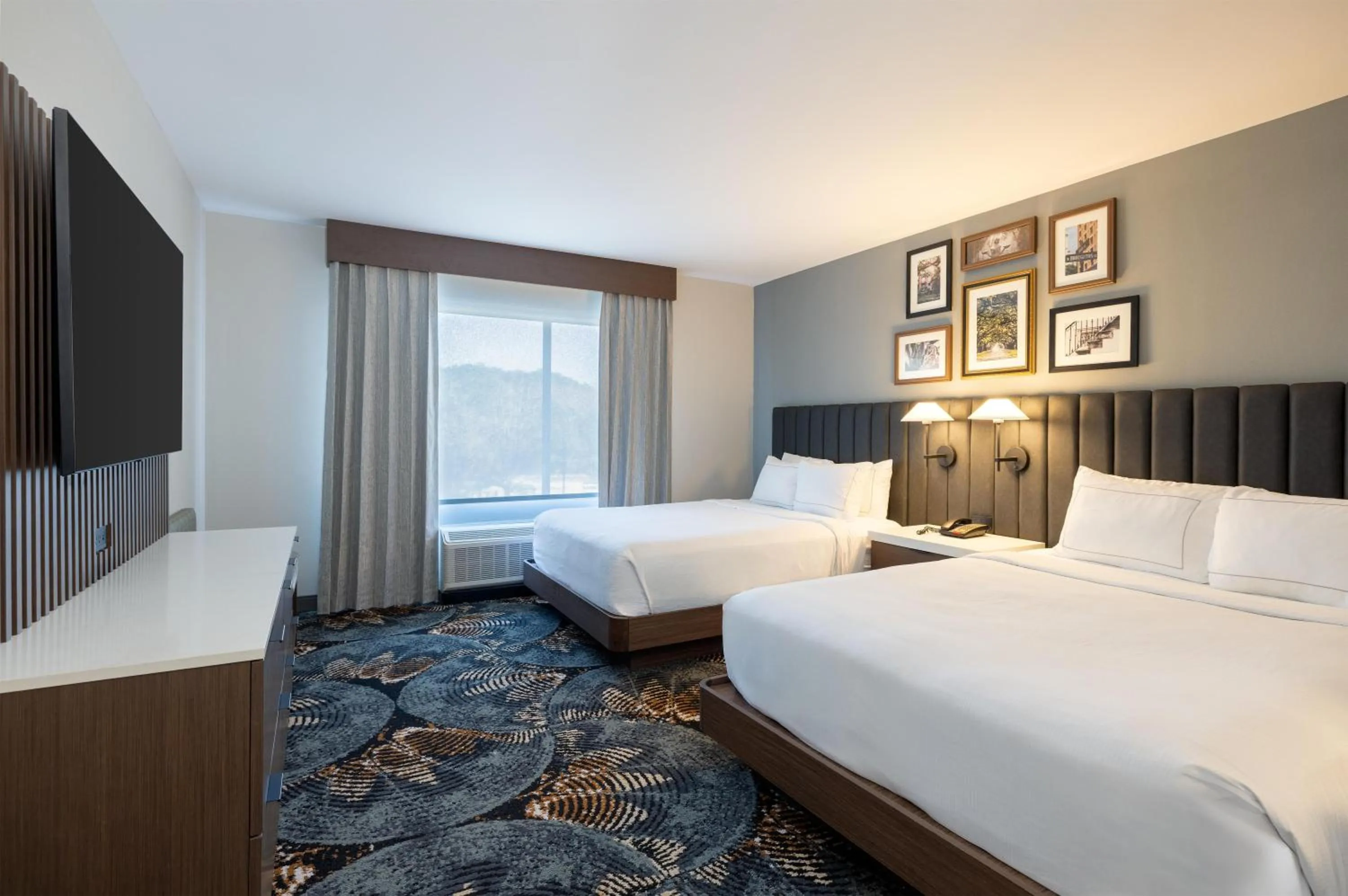 Bed in DoubleTree by Hilton Hotel Savannah Airport