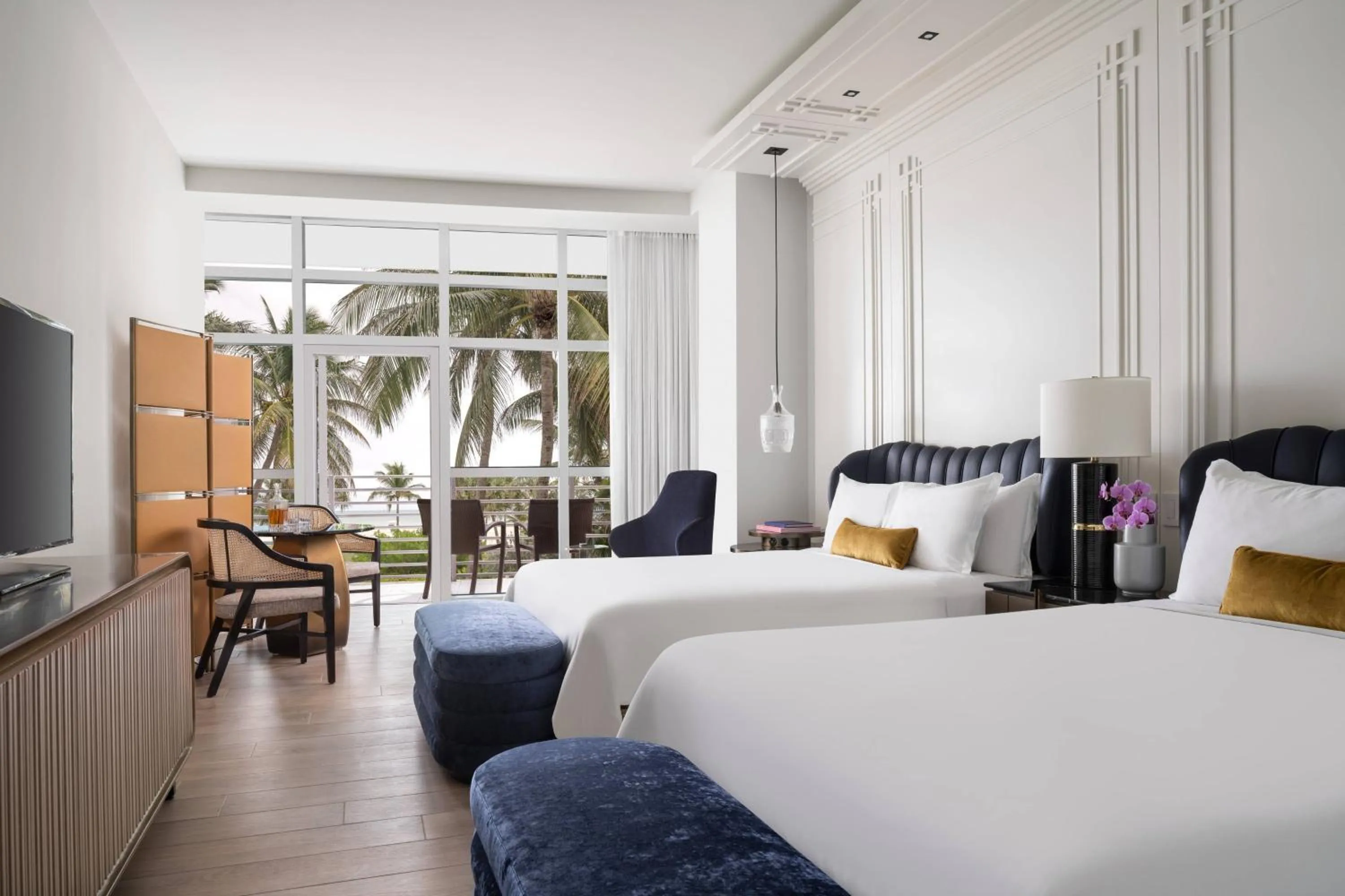 Swimming pool, Bed in The Ritz-Carlton, South Beach