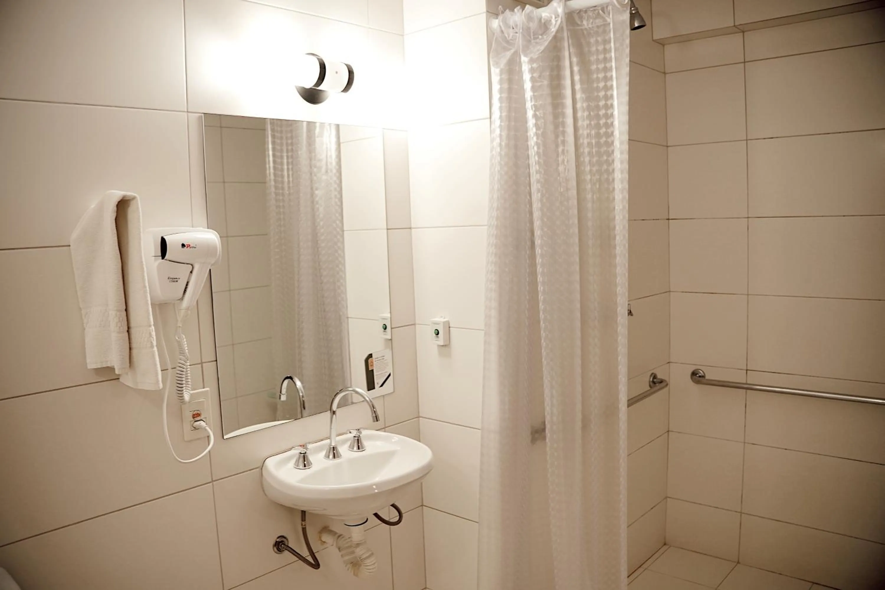 Shower in Strassen Hotel