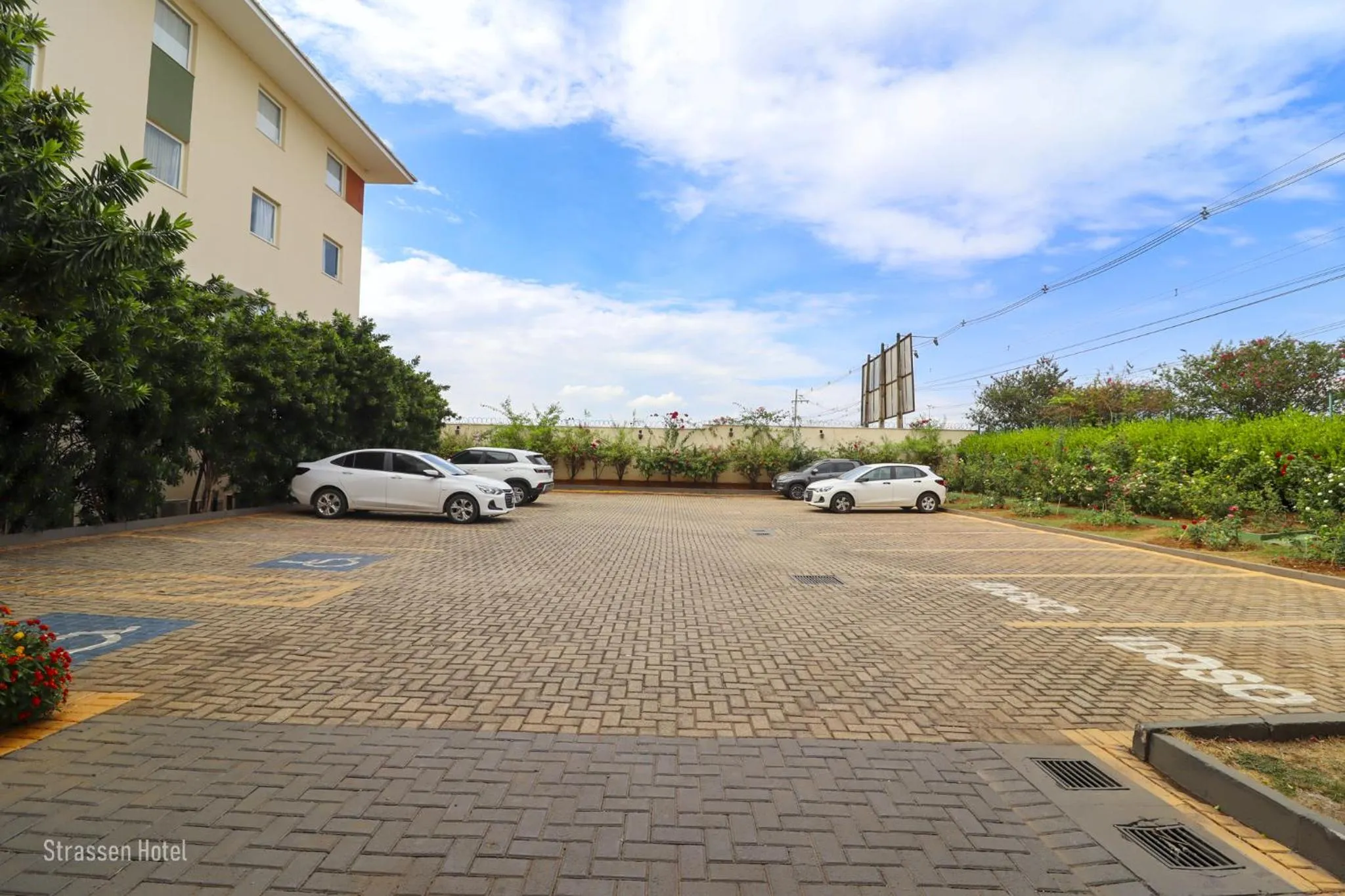 Parking in Strassen Hotel