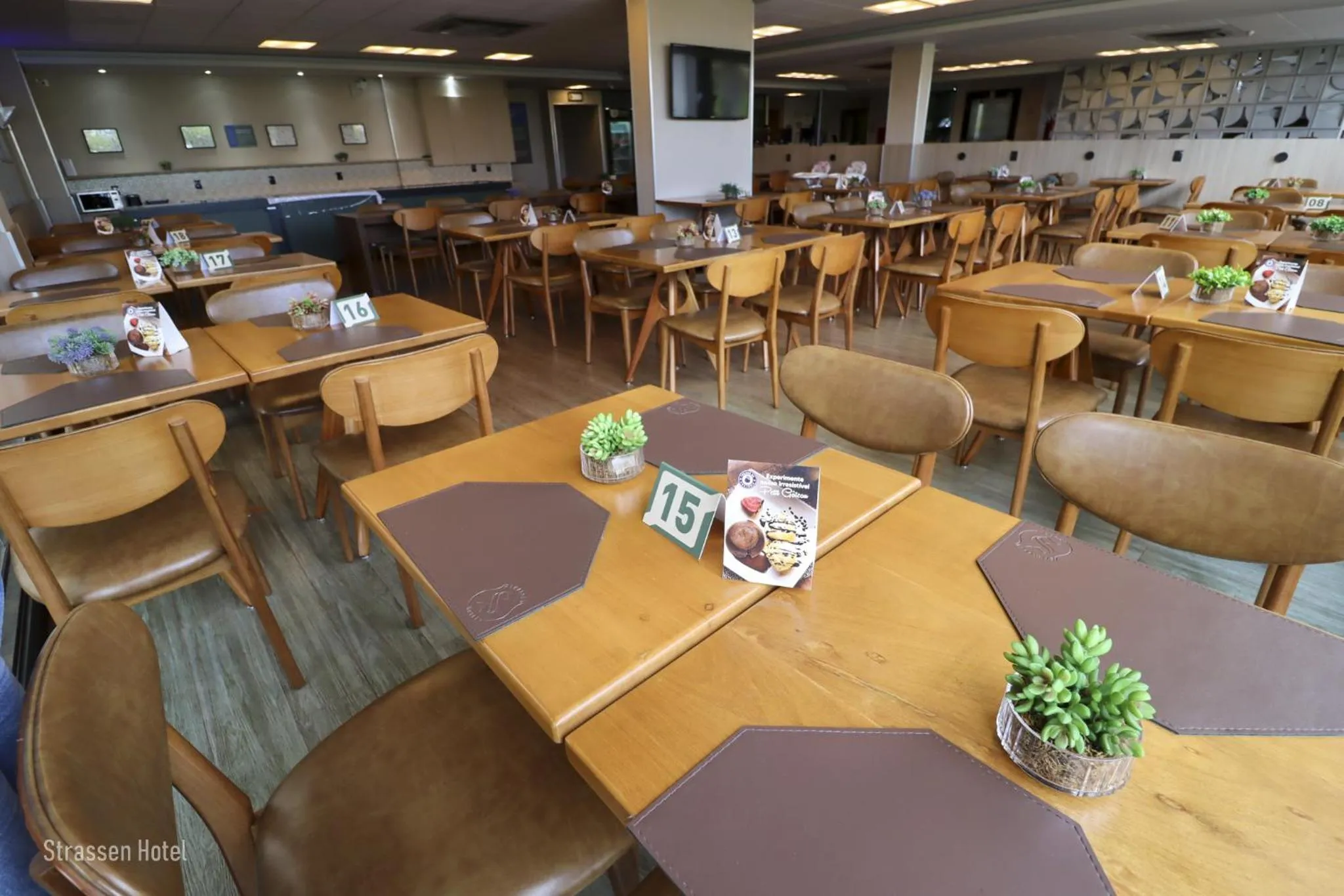 Restaurant/places to eat in Strassen Hotel