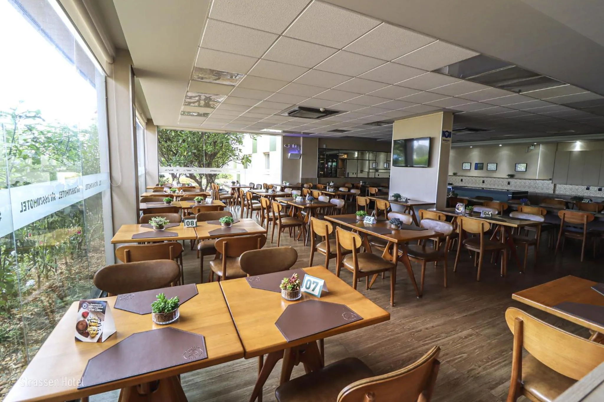 Restaurant/places to eat in Strassen Hotel