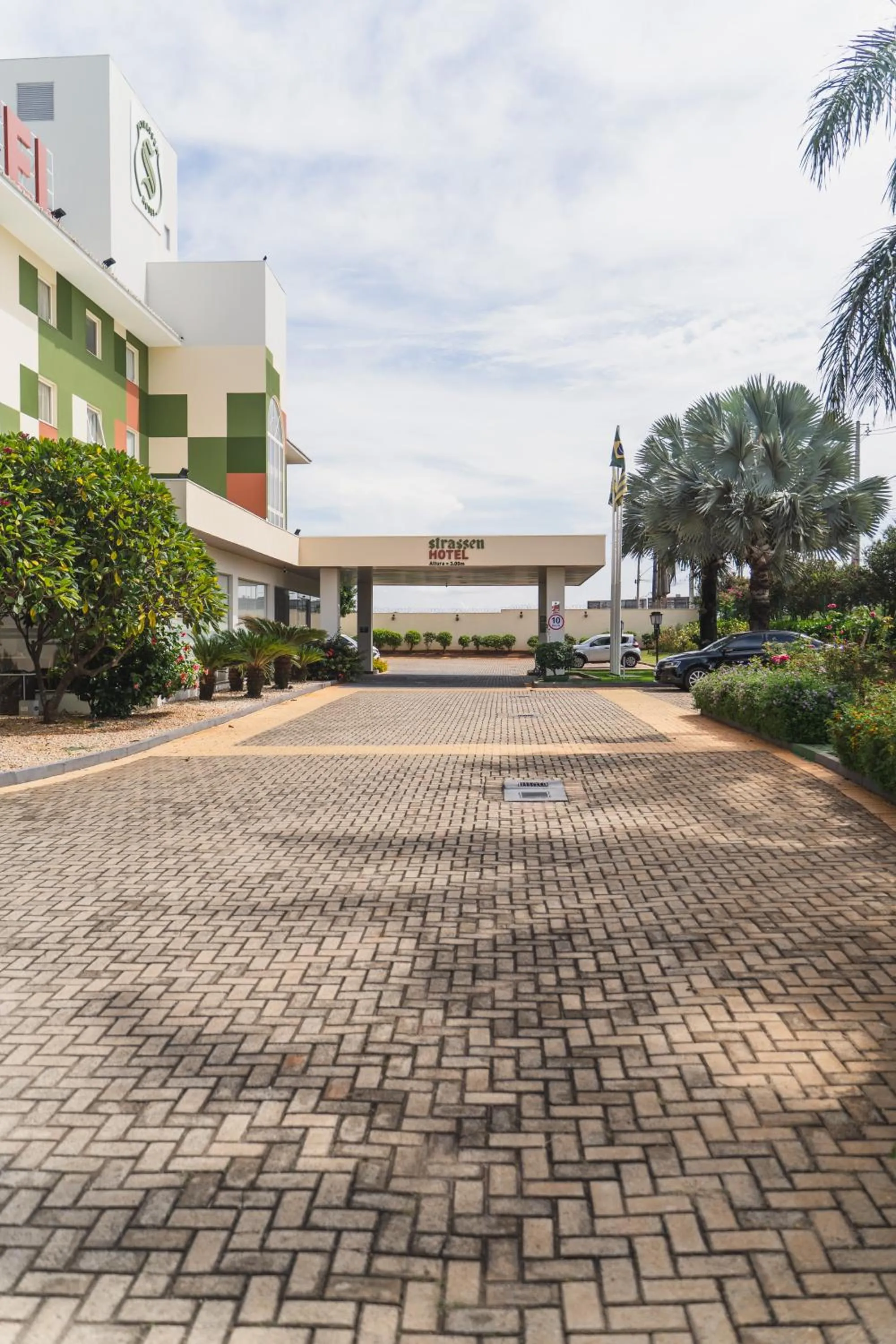 Facade/entrance in Strassen Hotel