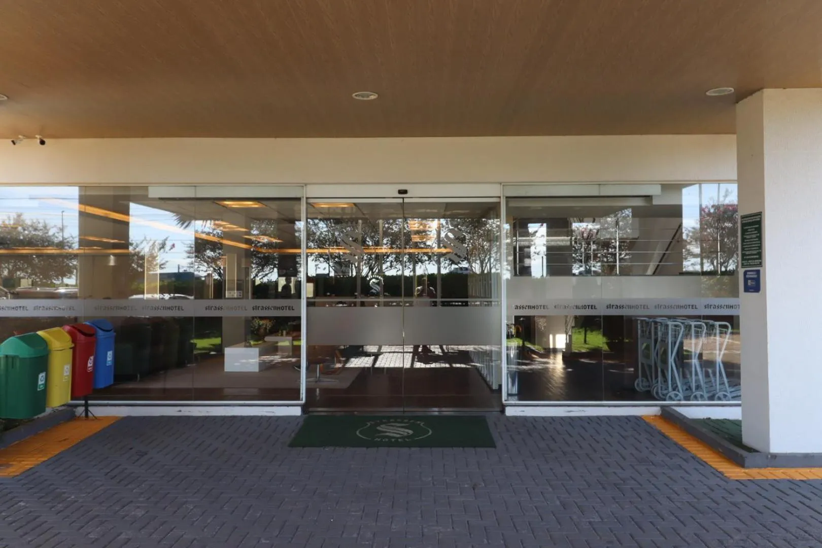 Facade/entrance in Strassen Hotel