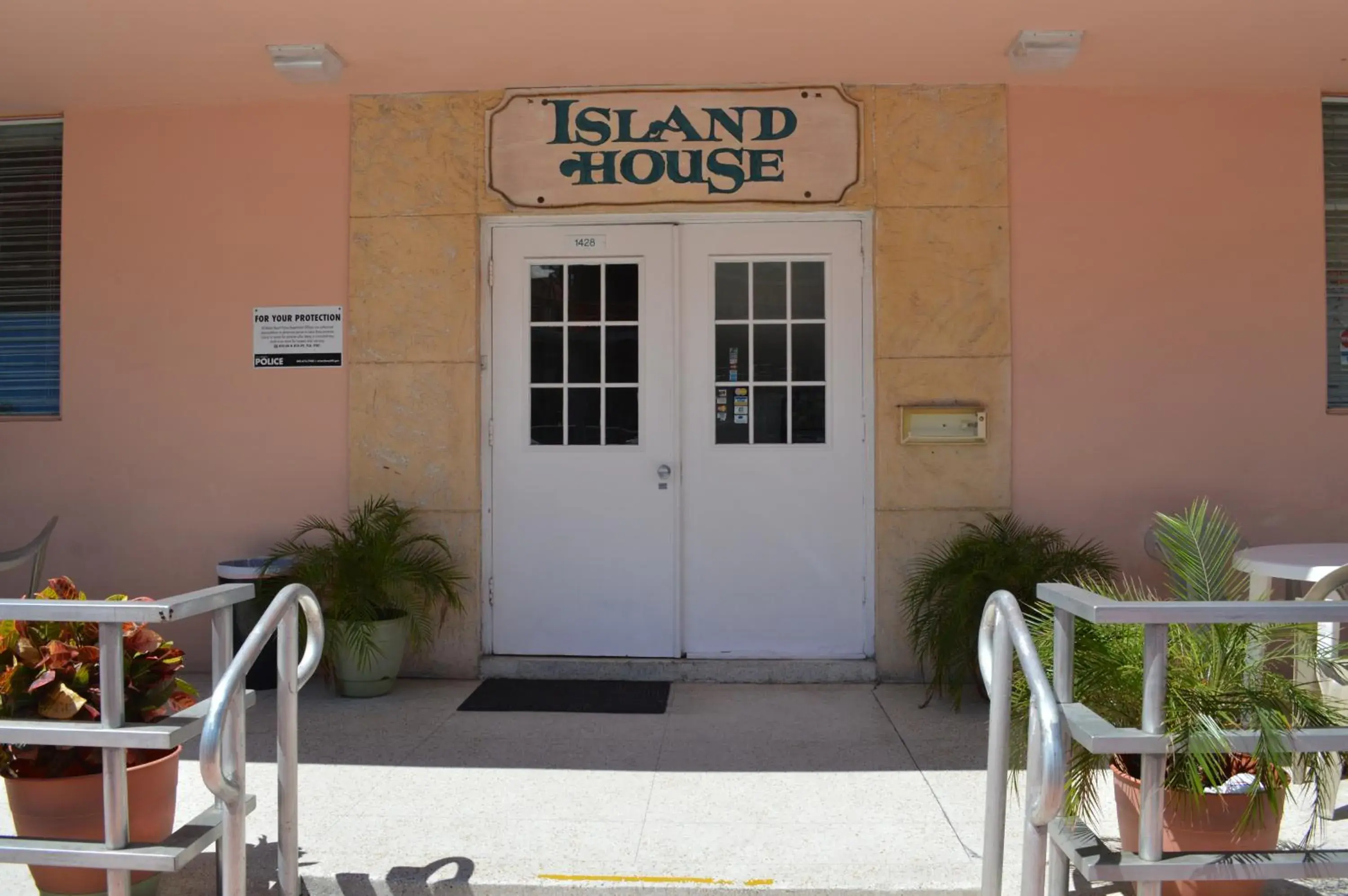 Facade/entrance in Island House South Beach Facade/entrance in Island House South Beach