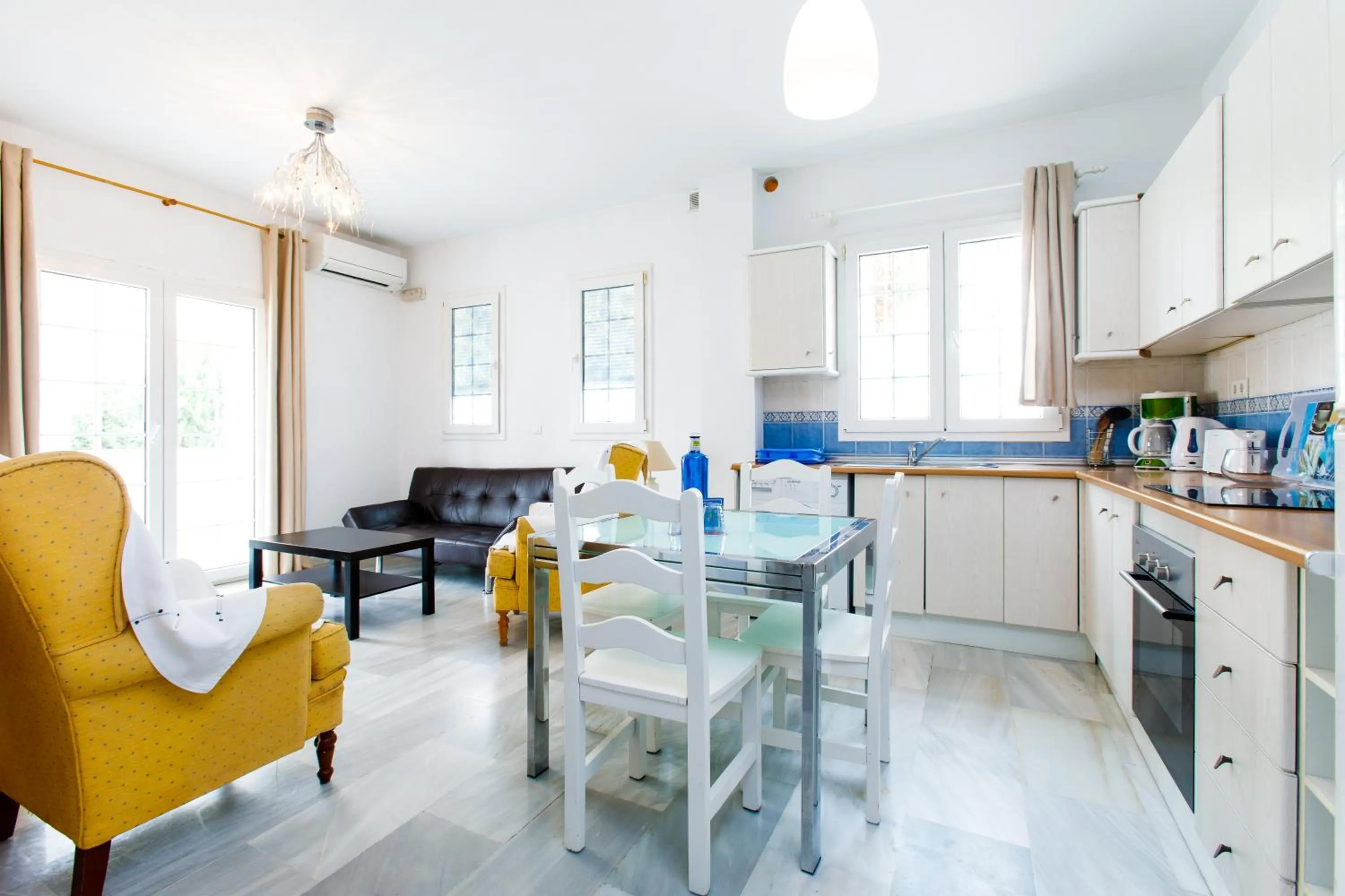 Dining area in AT Almoraide Rooms Suites