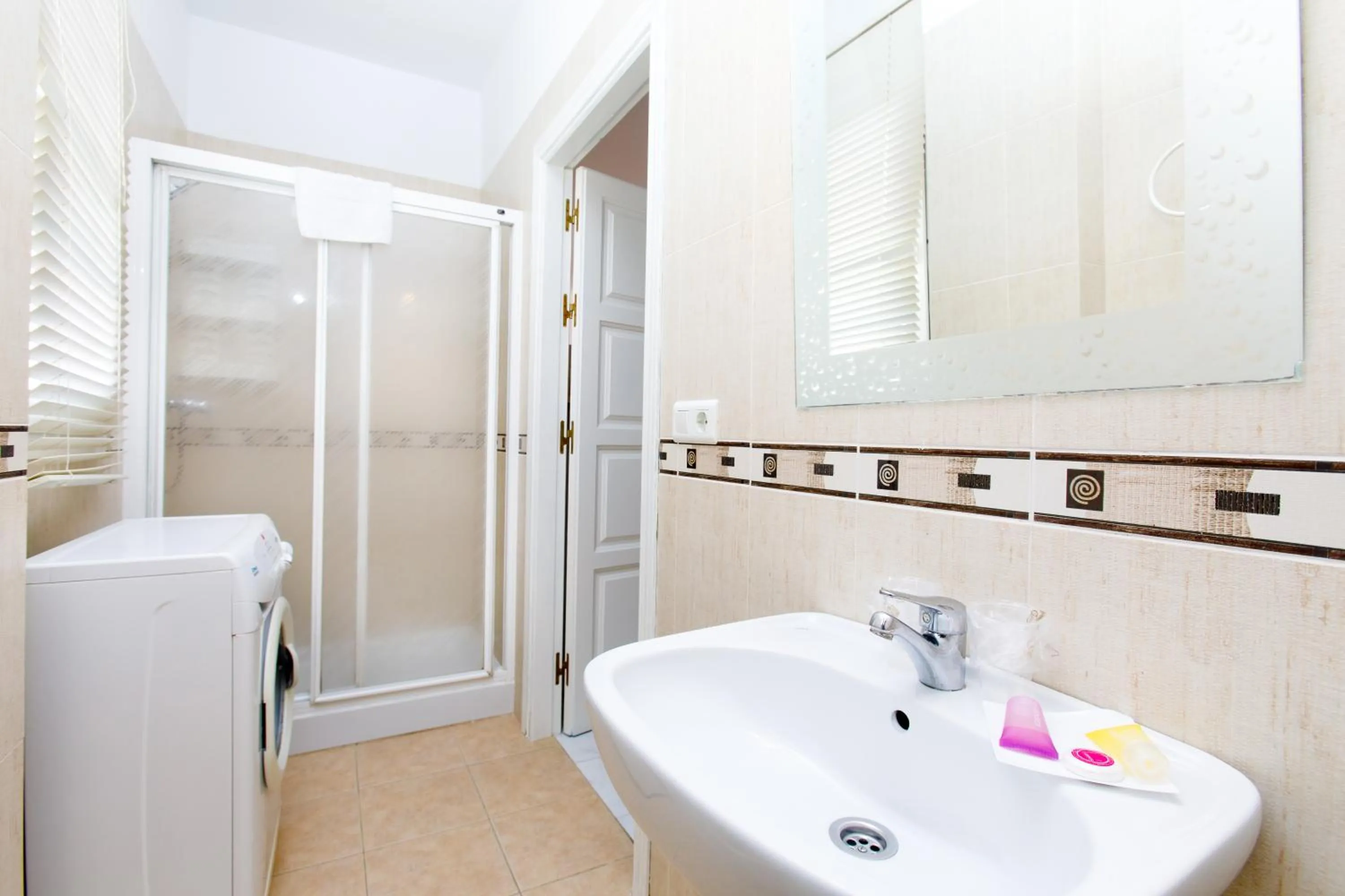 Shower in AT Almoraide Rooms Suites