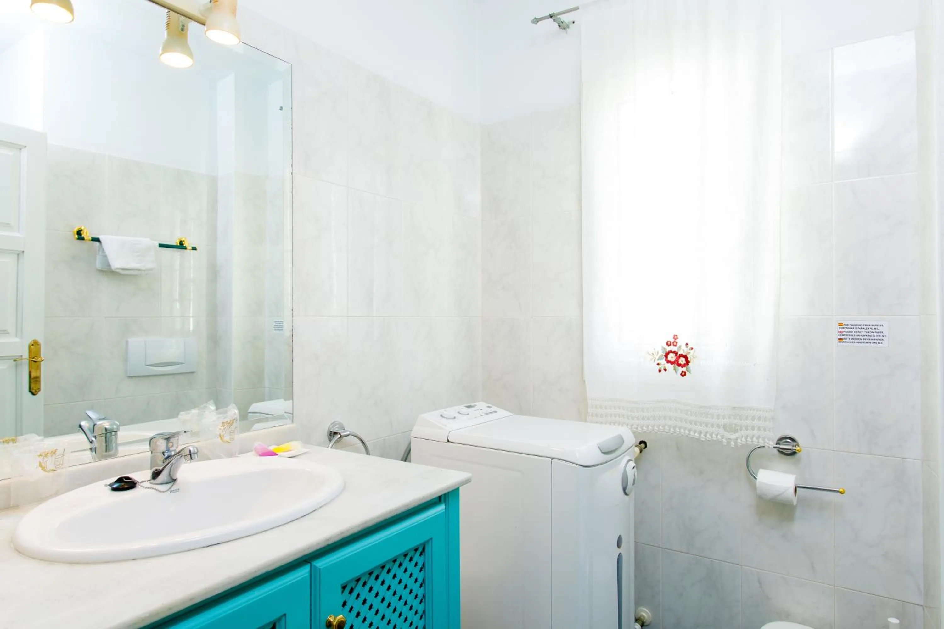 Bathroom in AT Almoraide Rooms Suites