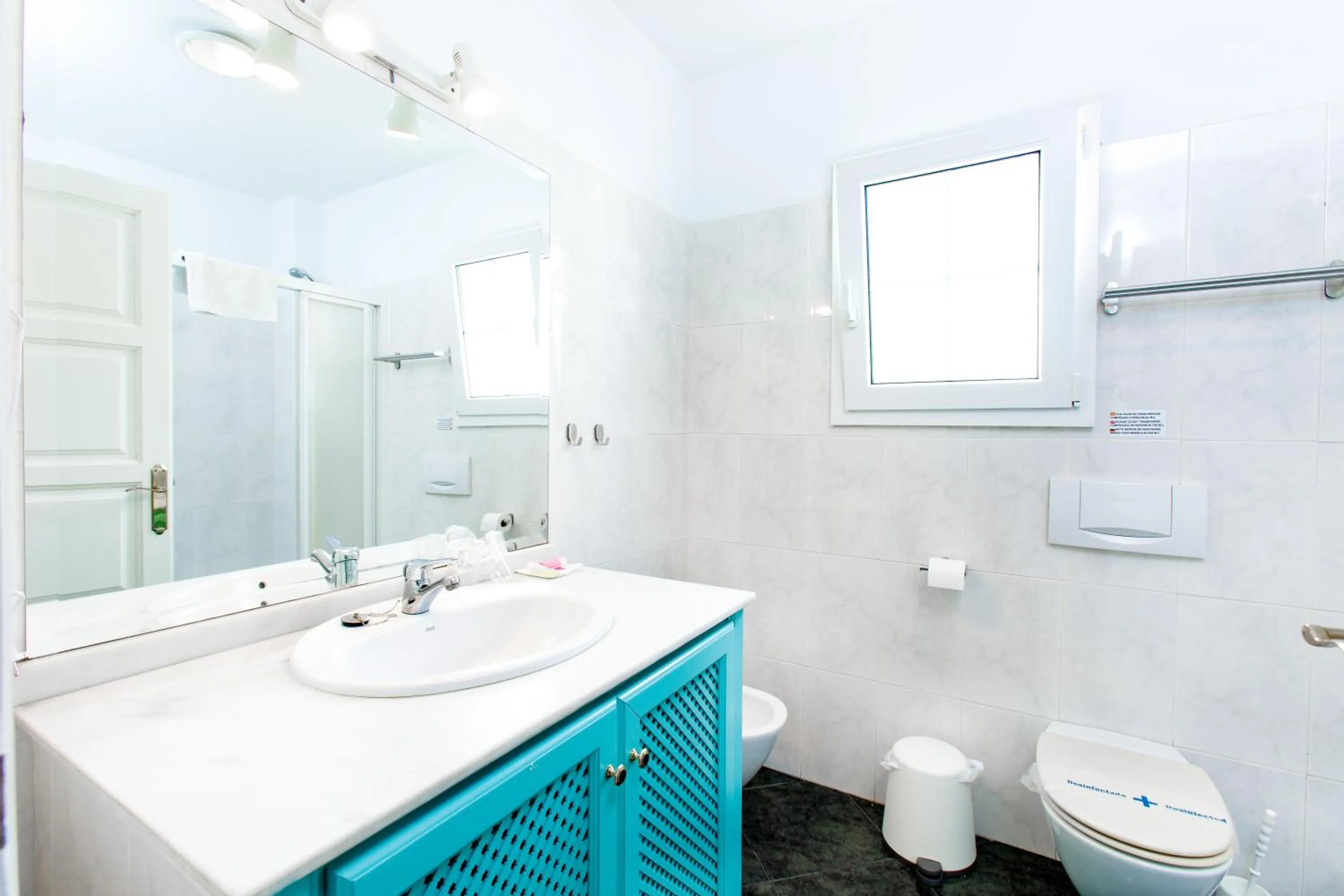 Toilet in AT Almoraide Rooms Suites