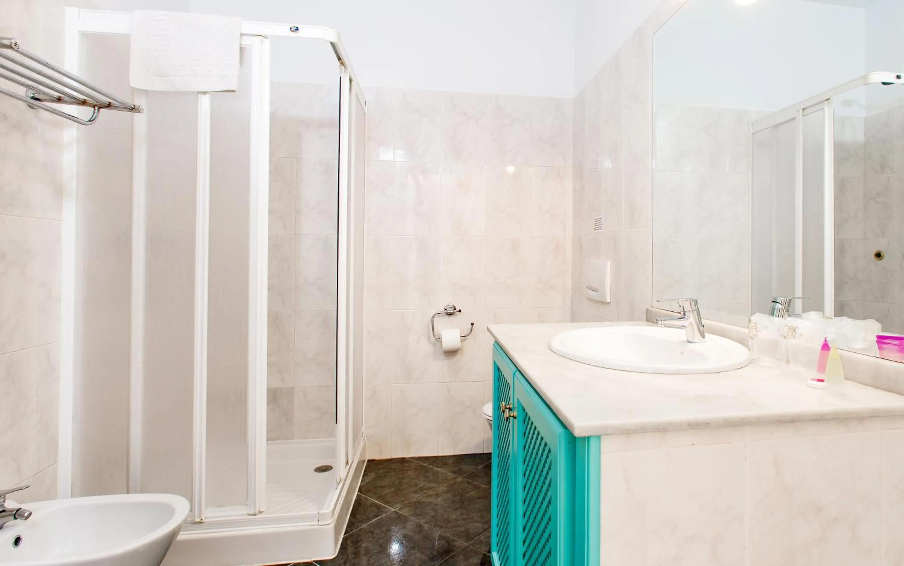 Shower in AT Almoraide Rooms Suites
