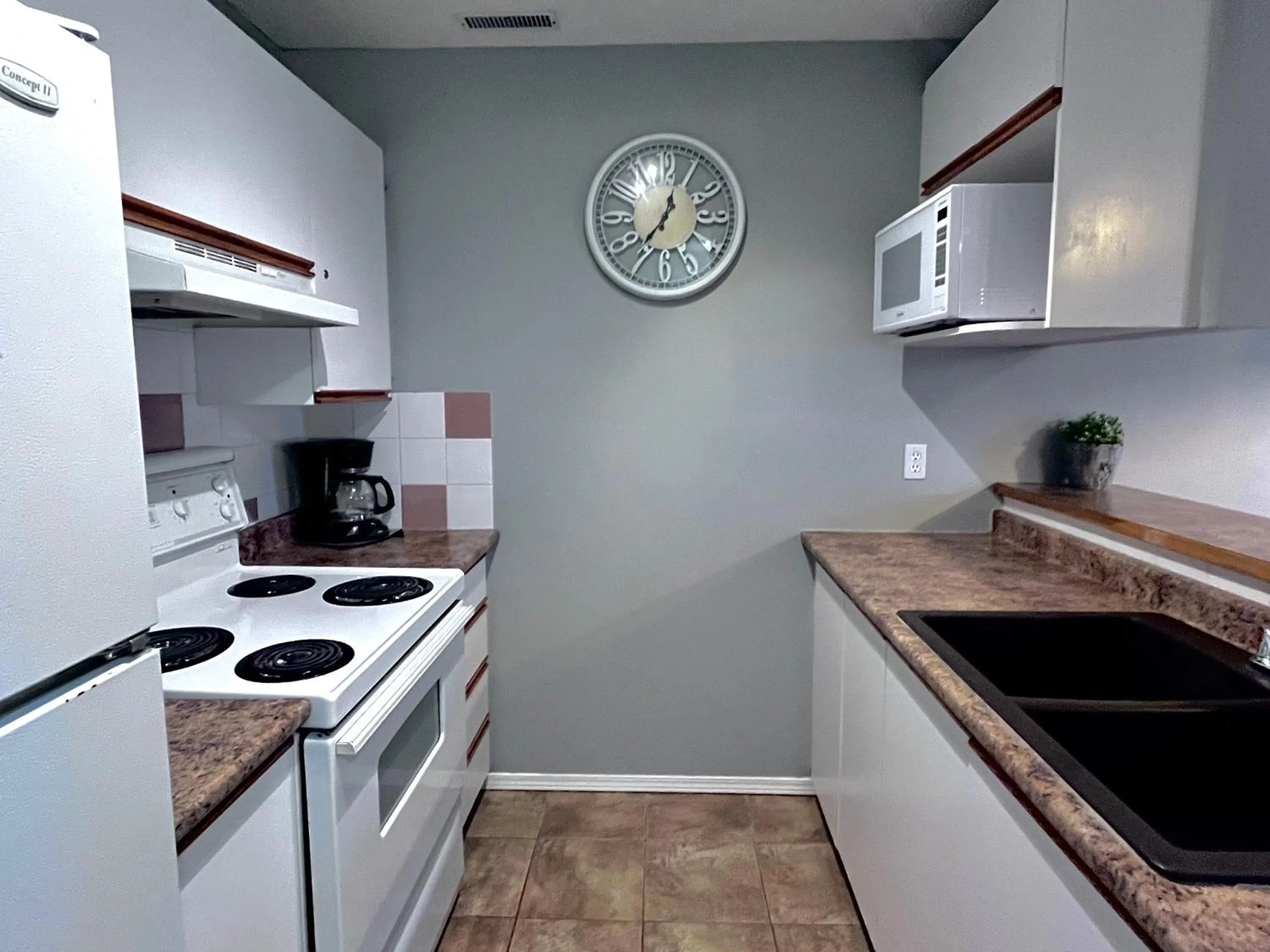 Kitchen or kitchenette in Canadian Rockies Chalets by Trilink - 2 & 3 Bedroom Condos - Self Check-In - Walking Distance to Downtown - Free Parking - Pet-Friendly - No AC