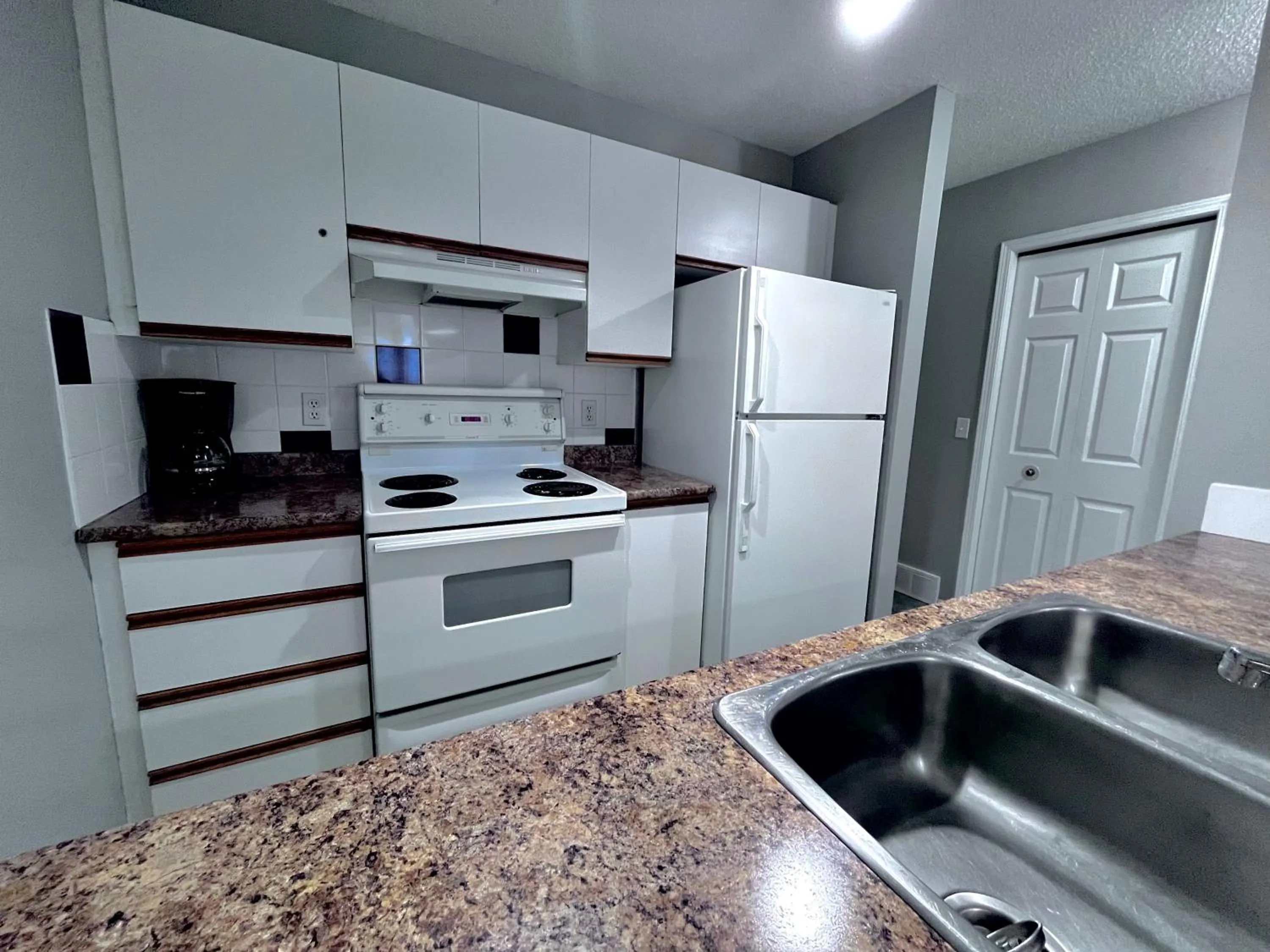 Kitchen or kitchenette in Canadian Rockies Chalets by Trilink - 2 & 3 Bedroom Condos - Self Check-In - Walking Distance to Downtown - Free Parking - Pet-Friendly - No AC