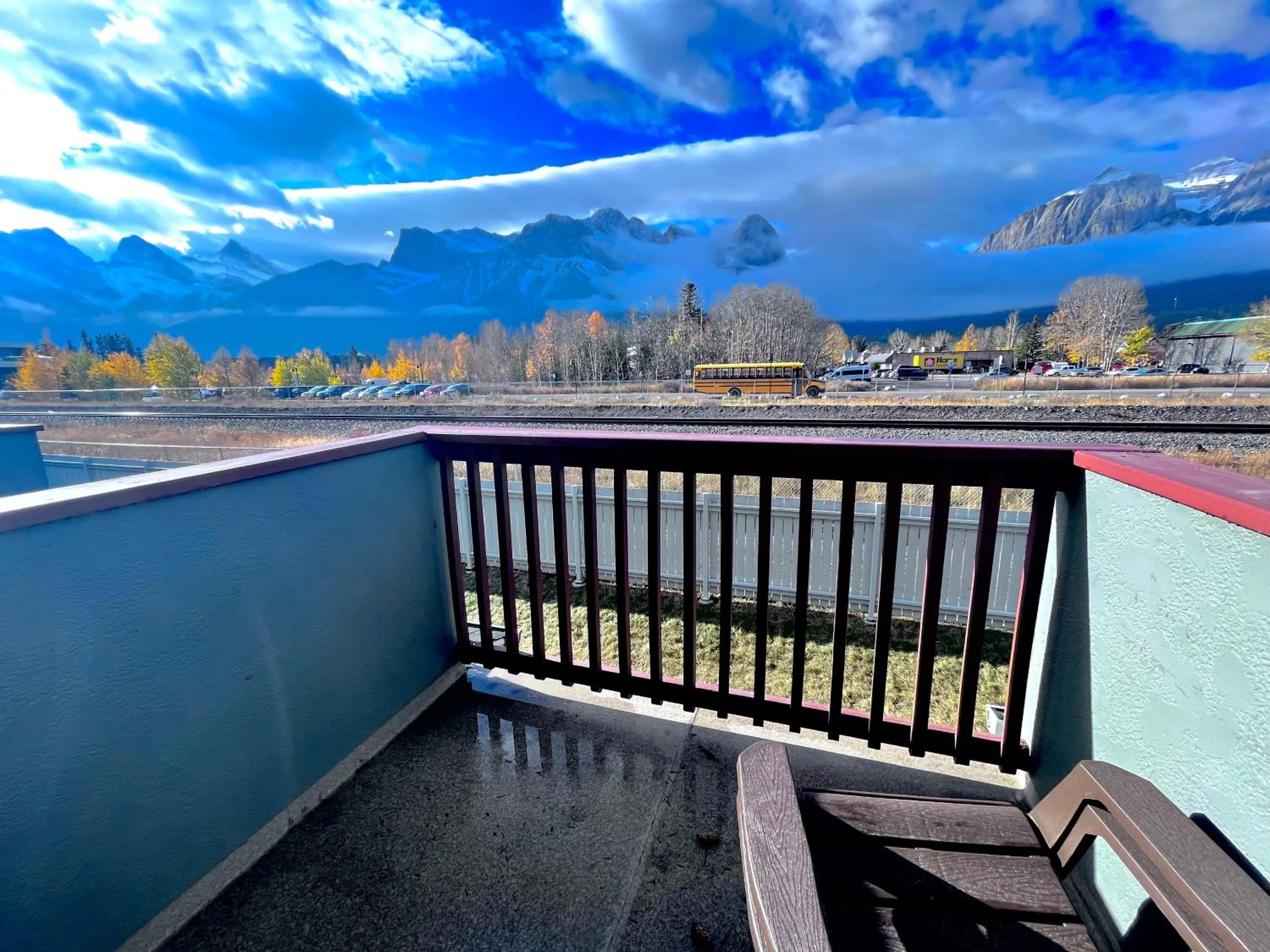 Day in Canadian Rockies Chalets by Trilink - 2 & 3 Bedroom Condos - Self Check-In - Walking Distance to Downtown - Free Parking - Pet-Friendly - No AC