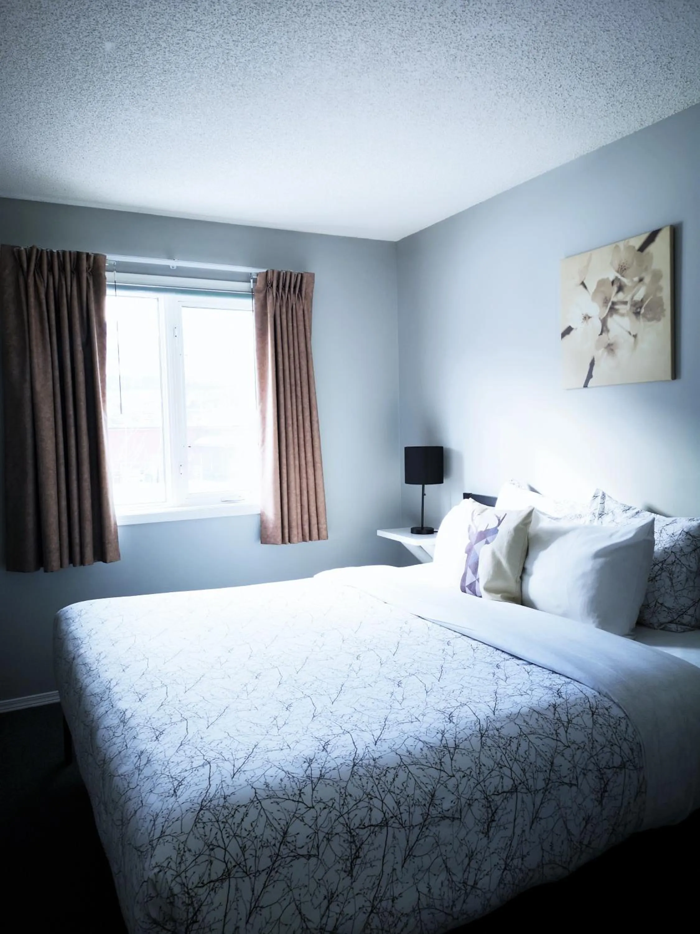 Bed in Canadian Rockies Chalets by Trilink - 2 & 3 Bedroom Condos - Self Check-In - Walking Distance to Downtown - Free Parking - Pet-Friendly - No AC