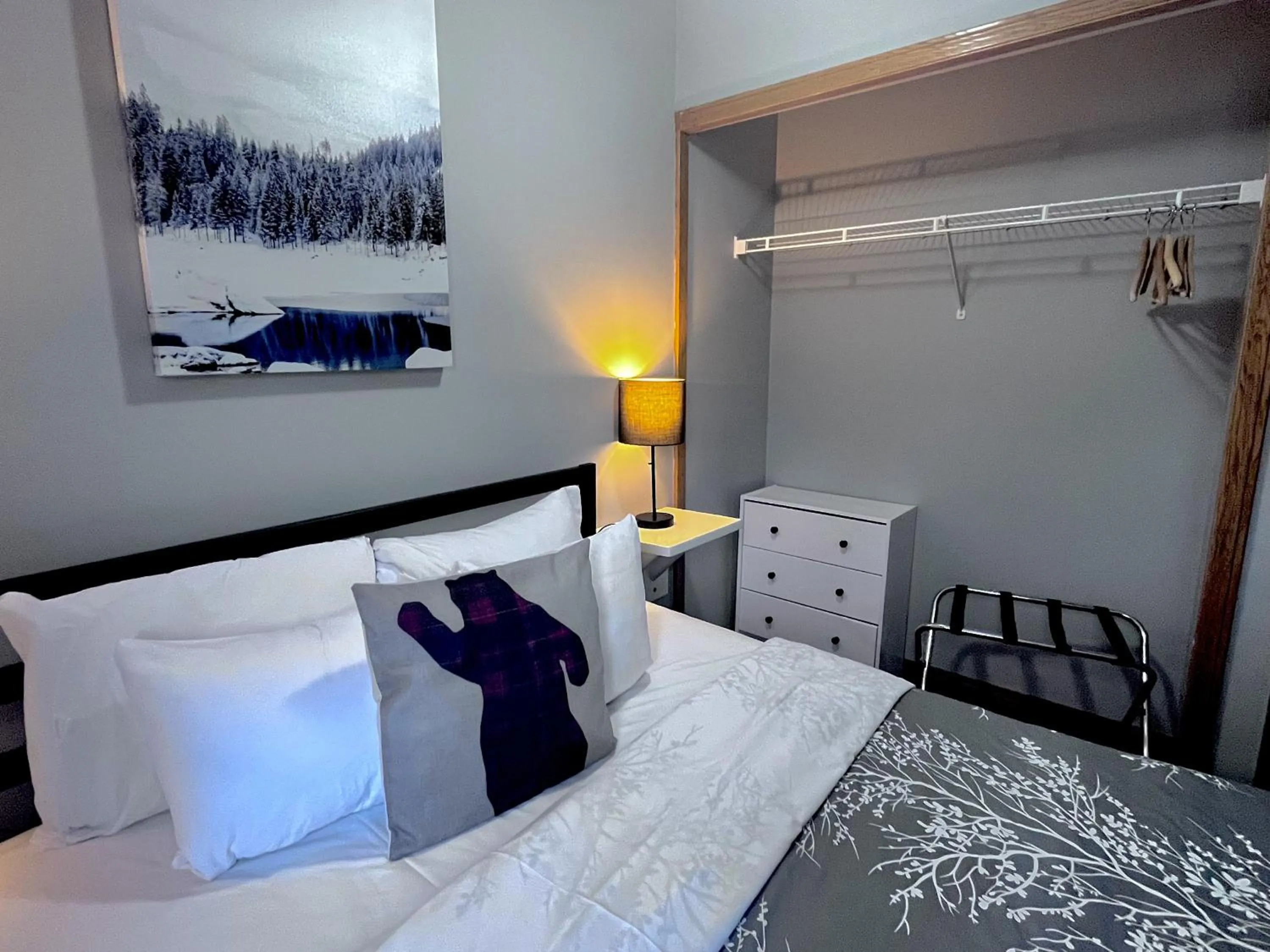Bed in Canadian Rockies Chalets by Trilink - 2 & 3 Bedroom Condos - Self Check-In - Walking Distance to Downtown - Free Parking - Pet-Friendly - No AC