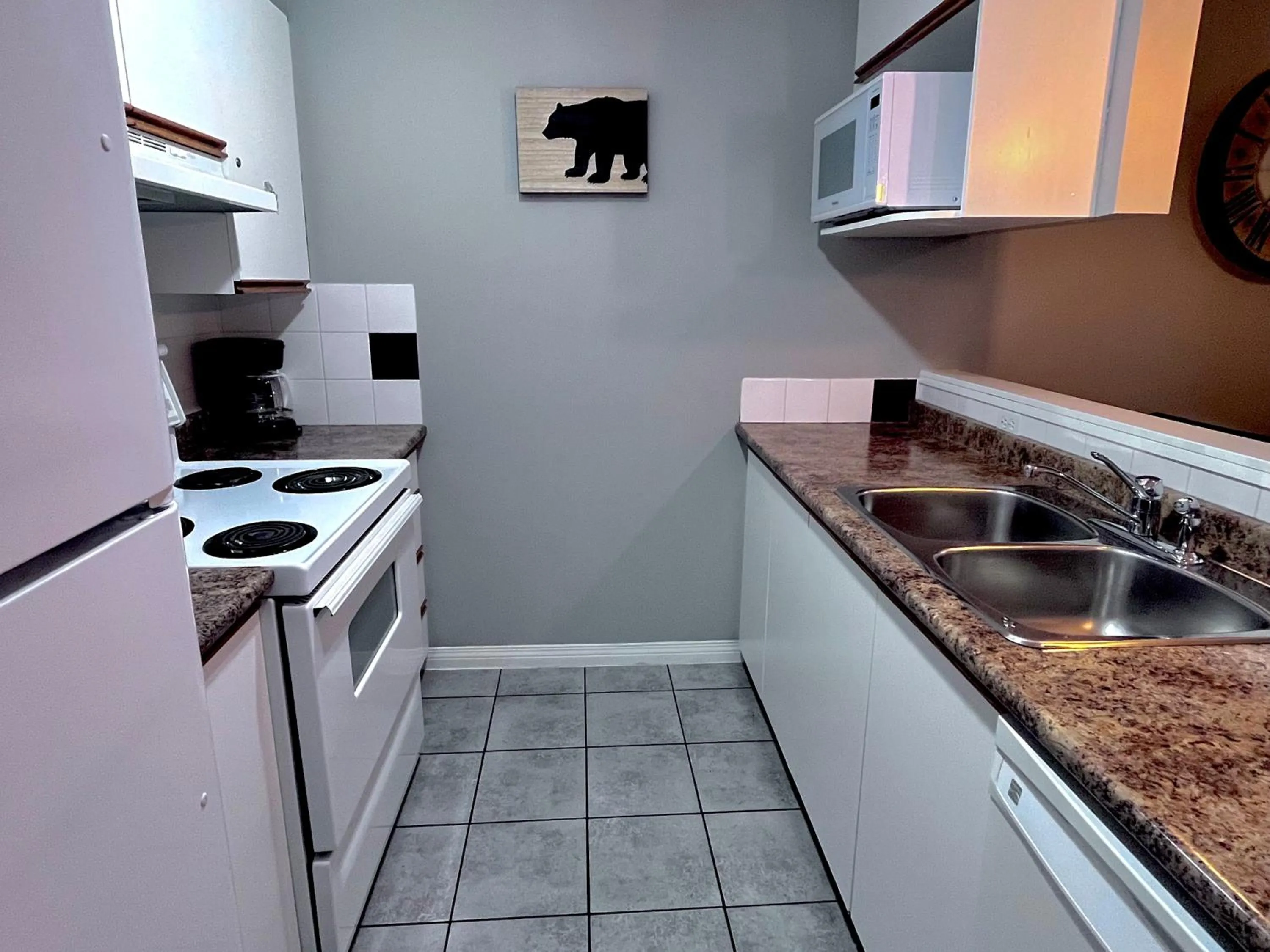 Kitchen or kitchenette in Canadian Rockies Chalets by Trilink - 2 & 3 Bedroom Condos - Self Check-In - Walking Distance to Downtown - Free Parking - Pet-Friendly - No AC