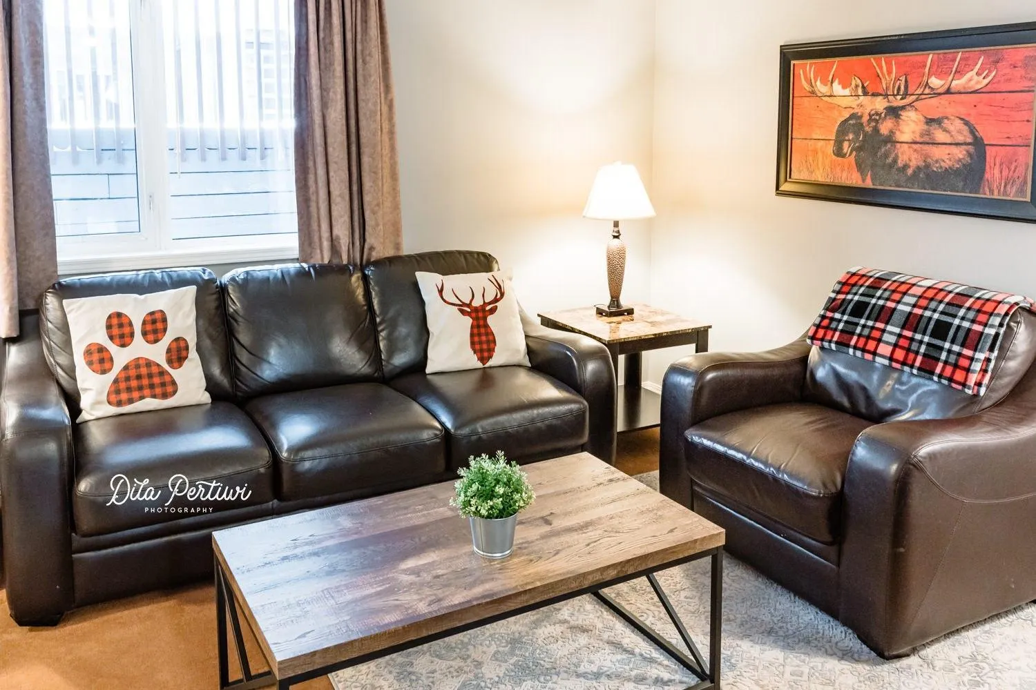 Living room in Canadian Rockies Chalets by Trilink - 2 & 3 Bedroom Condos - Self Check-In - Walking Distance to Downtown - Free Parking - Pet-Friendly - No AC