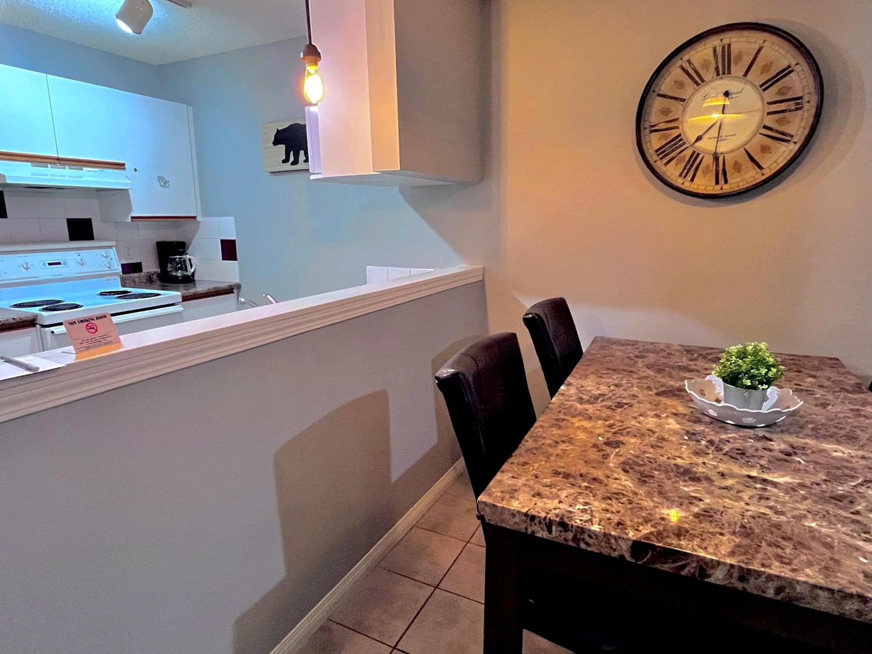 Kitchen or kitchenette in Canadian Rockies Chalets by Trilink - 2 & 3 Bedroom Condos - Self Check-In - Walking Distance to Downtown - Free Parking - Pet-Friendly - No AC