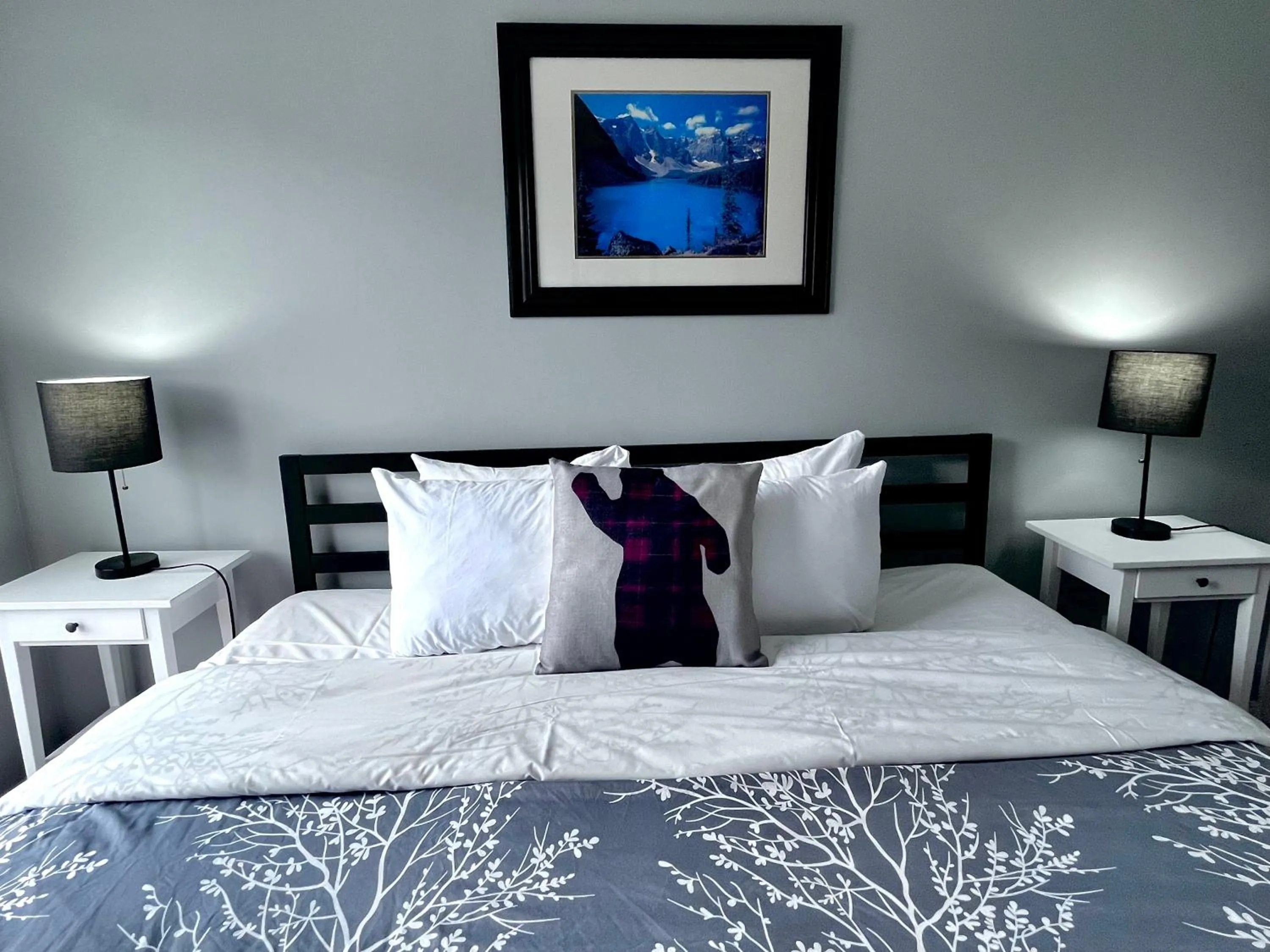 Bed in Canadian Rockies Chalets by Trilink - 2 & 3 Bedroom Condos - Self Check-In - Walking Distance to Downtown - Free Parking - Pet-Friendly - No AC