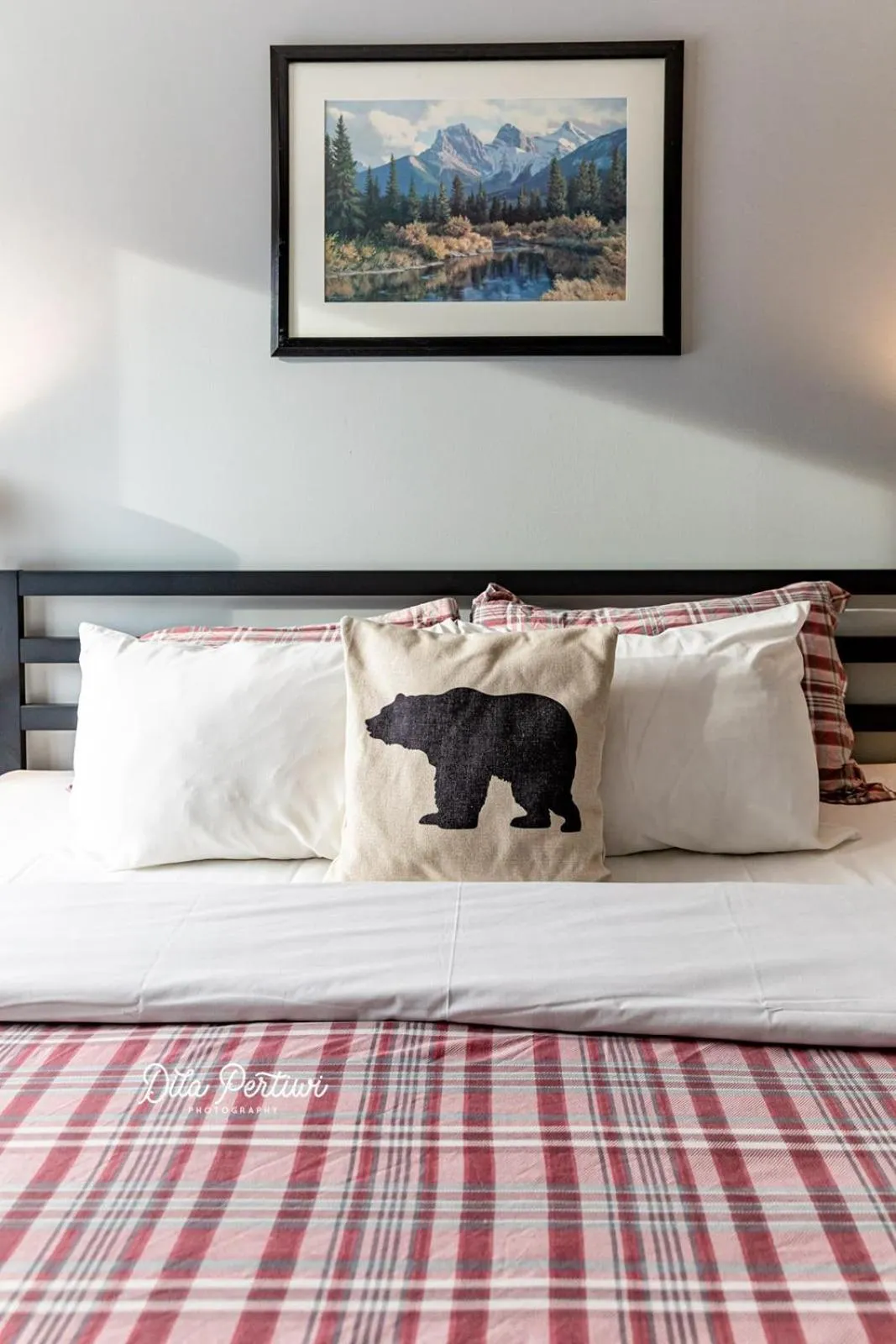 Bed in Canadian Rockies Chalets by Trilink - 2 & 3 Bedroom Condos - Self Check-In - Walking Distance to Downtown - Free Parking - Pet-Friendly - No AC