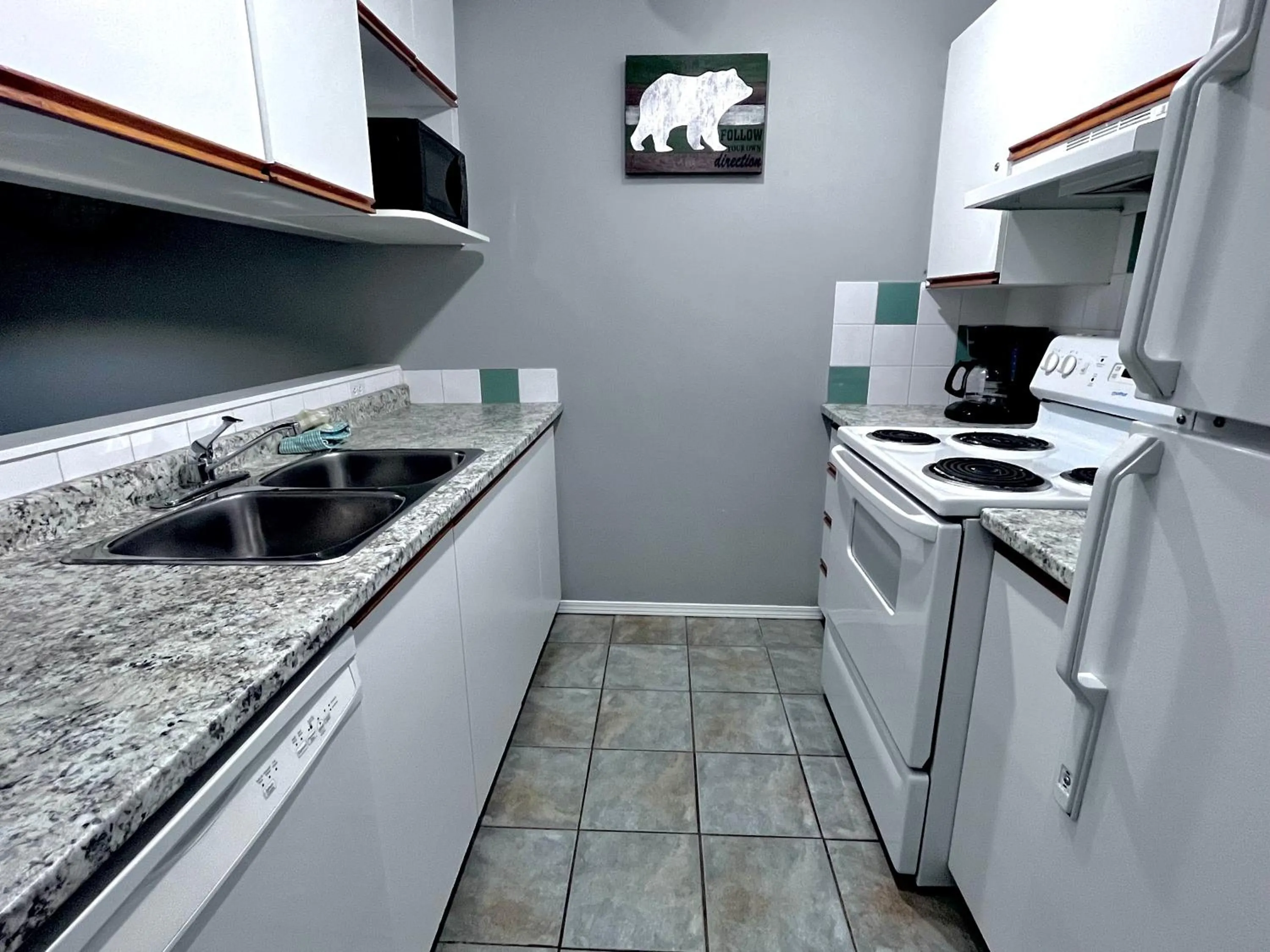 Kitchen or kitchenette in Canadian Rockies Chalets by Trilink - 2 & 3 Bedroom Condos - Self Check-In - Walking Distance to Downtown - Free Parking - Pet-Friendly - No AC