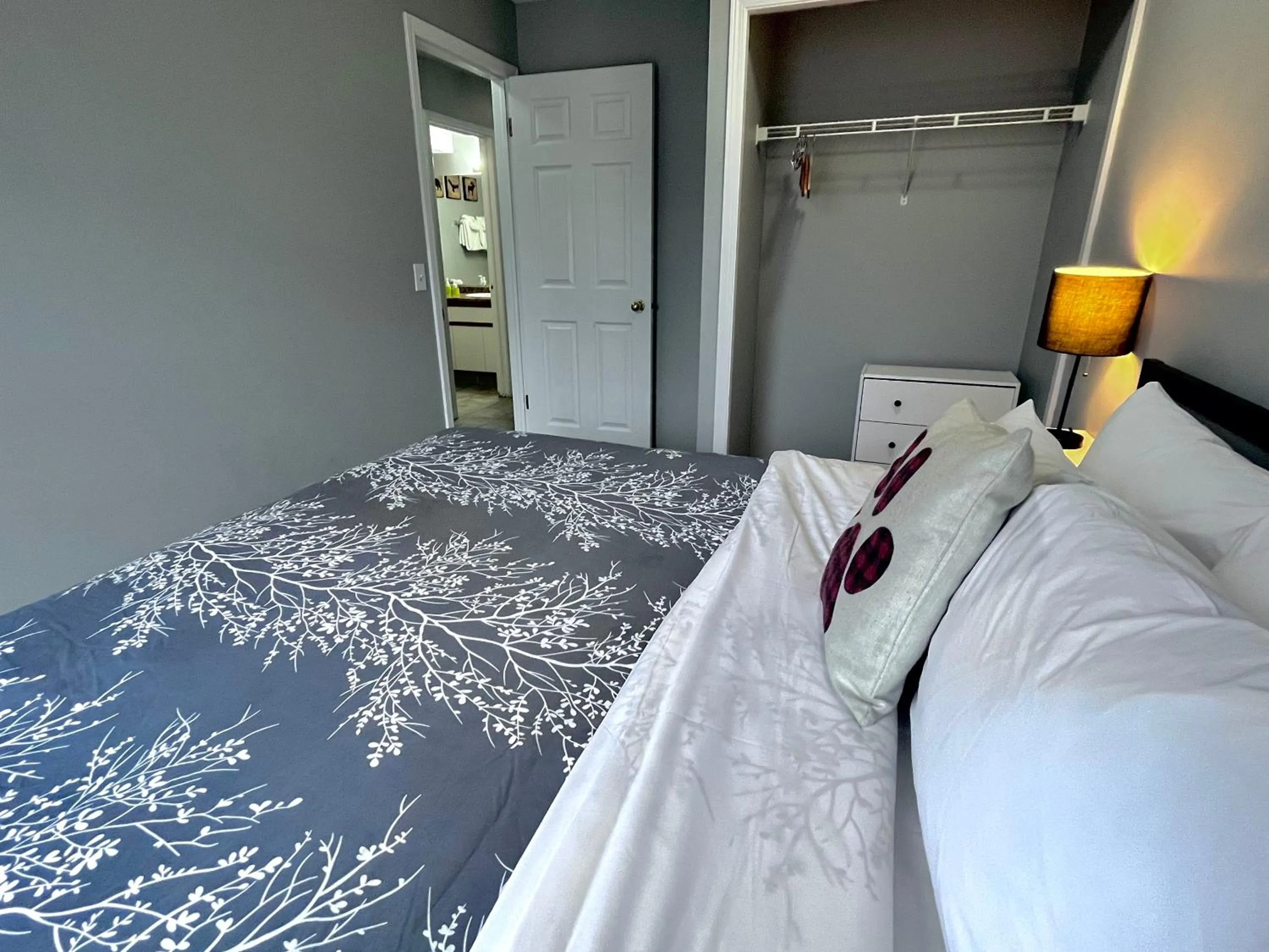 Bed in Canadian Rockies Chalets by Trilink - 2 & 3 Bedroom Condos - Self Check-In - Walking Distance to Downtown - Free Parking - Pet-Friendly - No AC