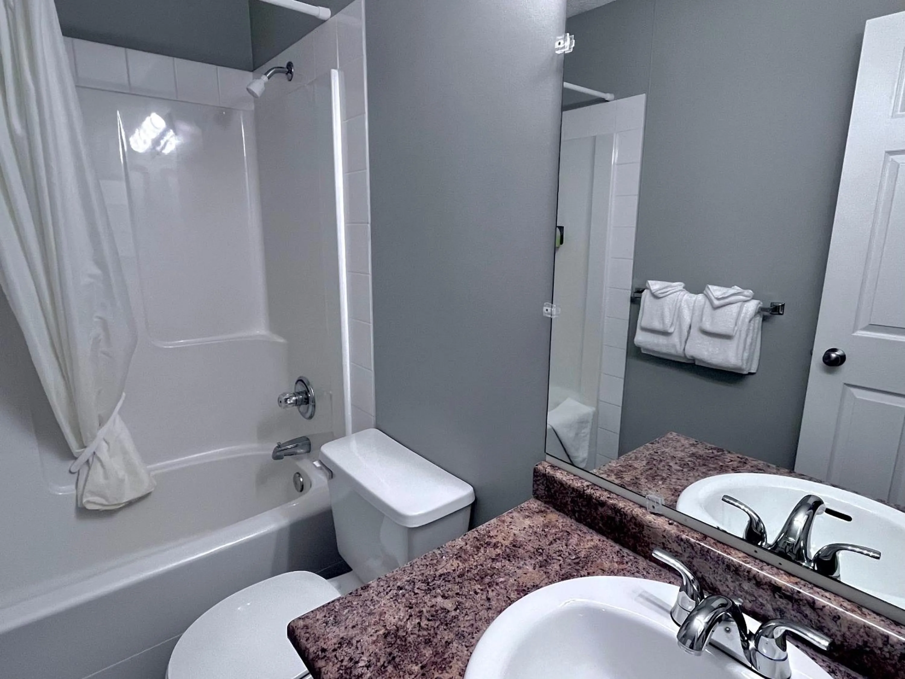 Shower, Bed in Canadian Rockies Chalets by Trilink - 2 & 3 Bedroom Condos - Self Check-In - Walking Distance to Downtown - Free Parking - Pet-Friendly - No AC