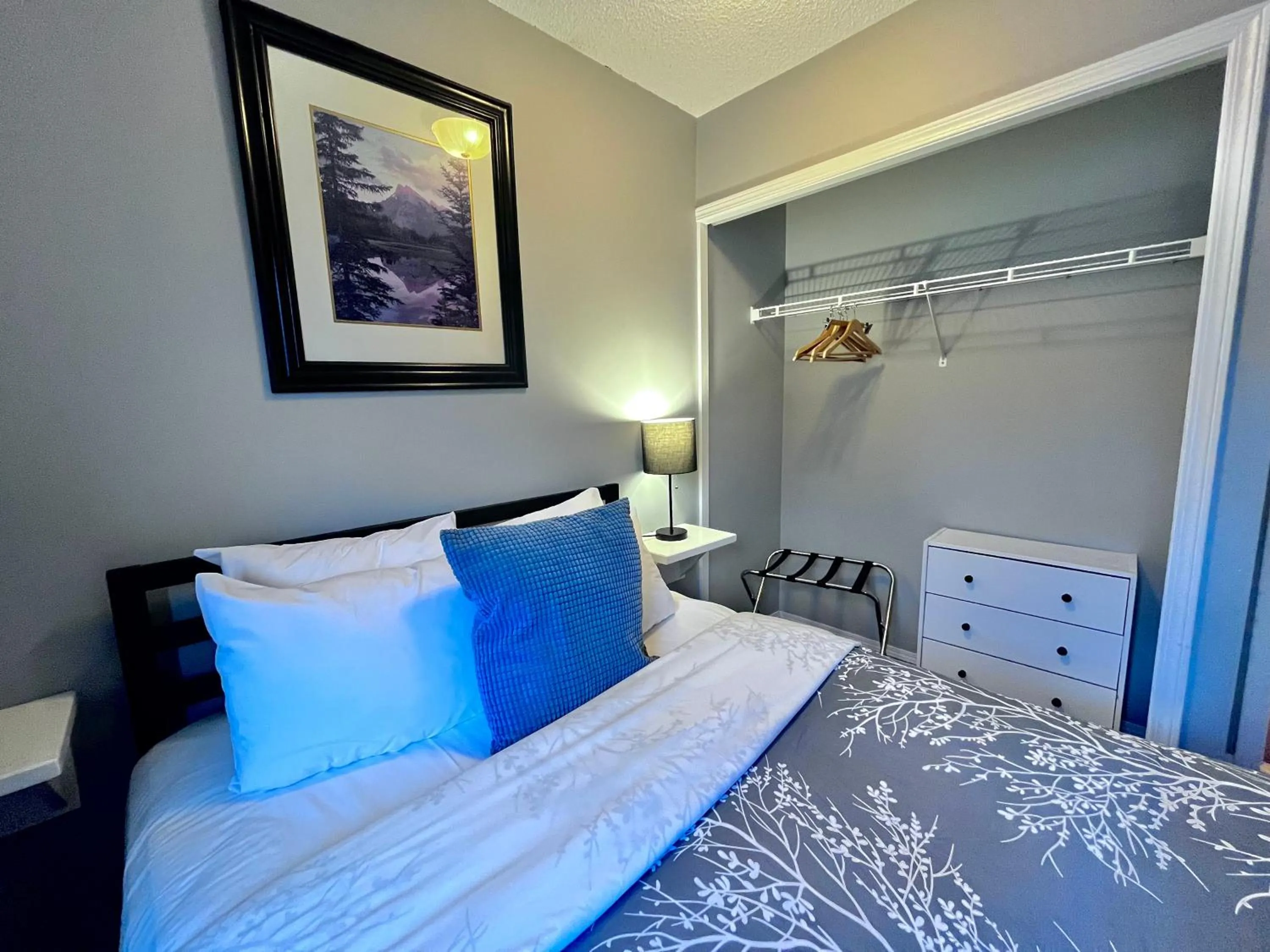 Bed in Canadian Rockies Chalets by Trilink - 2 & 3 Bedroom Condos - Self Check-In - Walking Distance to Downtown - Free Parking - Pet-Friendly - No AC