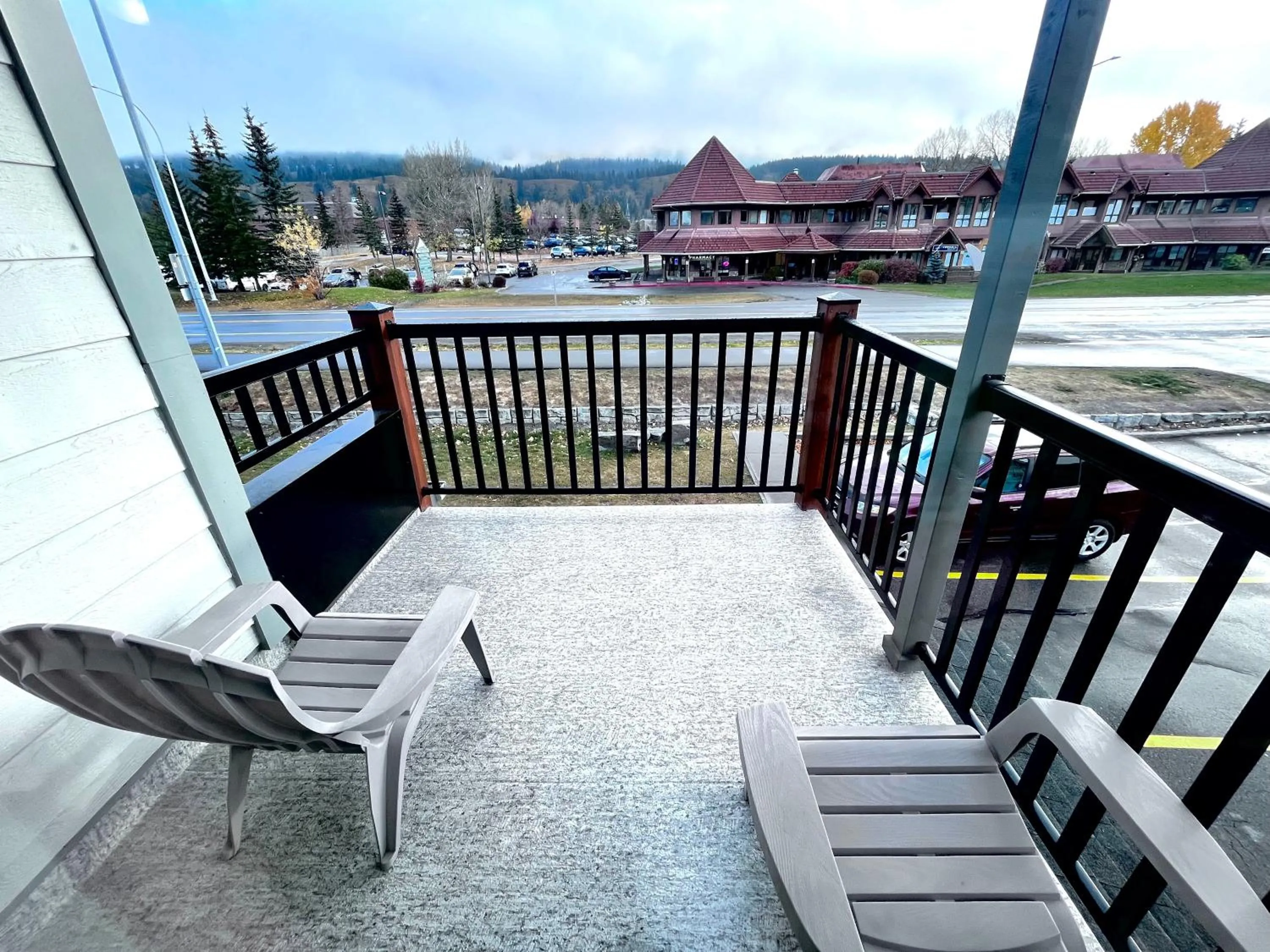 Day in Canadian Rockies Chalets by Trilink - 2 & 3 Bedroom Condos - Self Check-In - Walking Distance to Downtown - Free Parking - Pet-Friendly - No AC