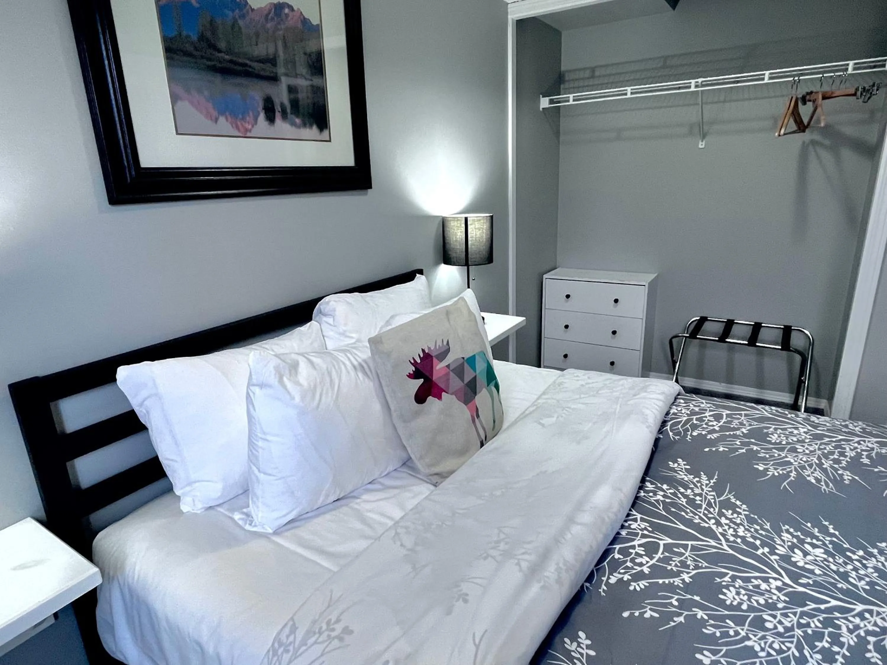 Bed in Canadian Rockies Chalets by Trilink - 2 & 3 Bedroom Condos - Self Check-In - Walking Distance to Downtown - Free Parking - Pet-Friendly - No AC