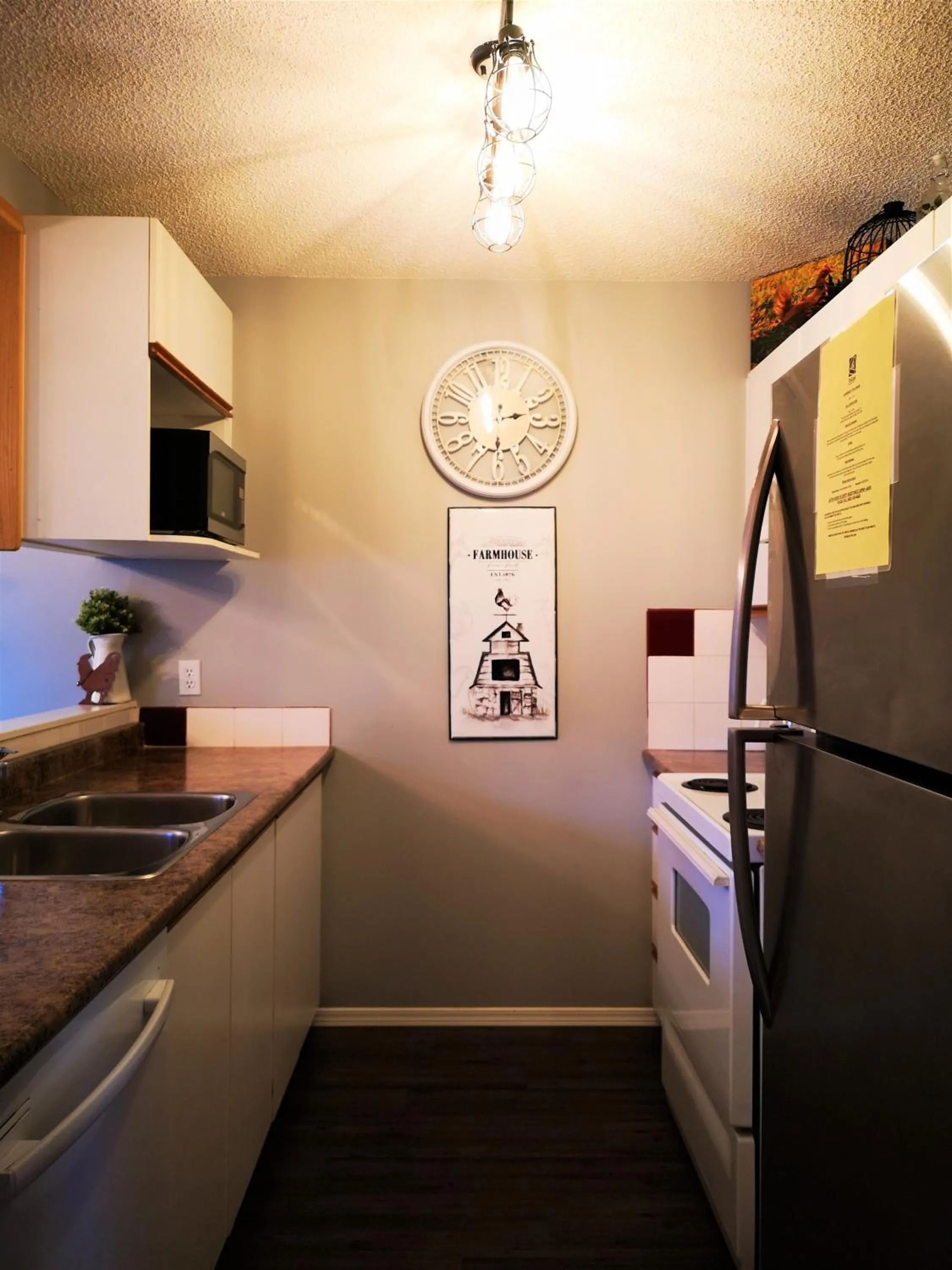 Kitchen or kitchenette in Canadian Rockies Chalets by Trilink - 2 & 3 Bedroom Condos - Self Check-In - Walking Distance to Downtown - Free Parking - Pet-Friendly - No AC