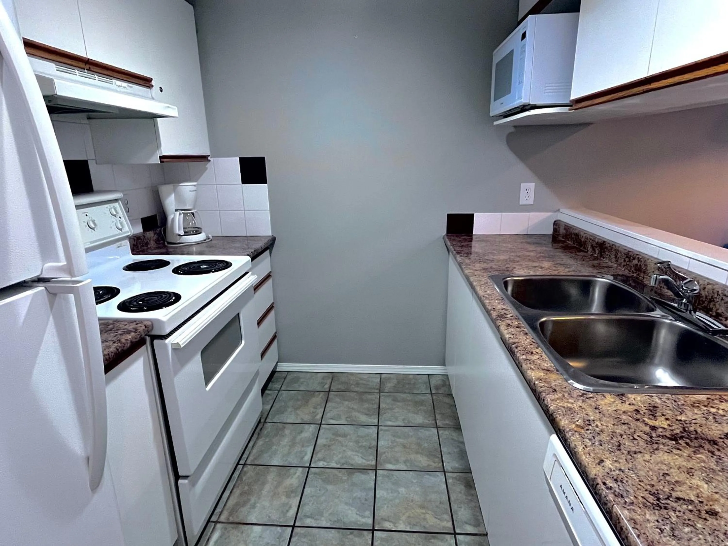 Kitchen or kitchenette in Canadian Rockies Chalets by Trilink - 2 & 3 Bedroom Condos - Self Check-In - Walking Distance to Downtown - Free Parking - Pet-Friendly - No AC