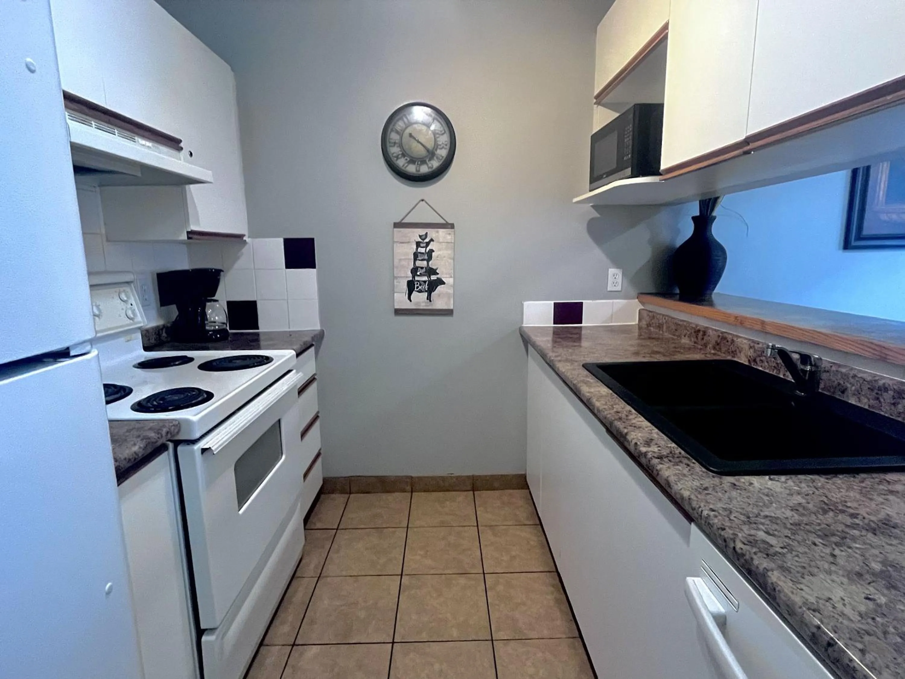 Kitchen or kitchenette in Canadian Rockies Chalets by Trilink - 2 & 3 Bedroom Condos - Self Check-In - Walking Distance to Downtown - Free Parking - Pet-Friendly - No AC