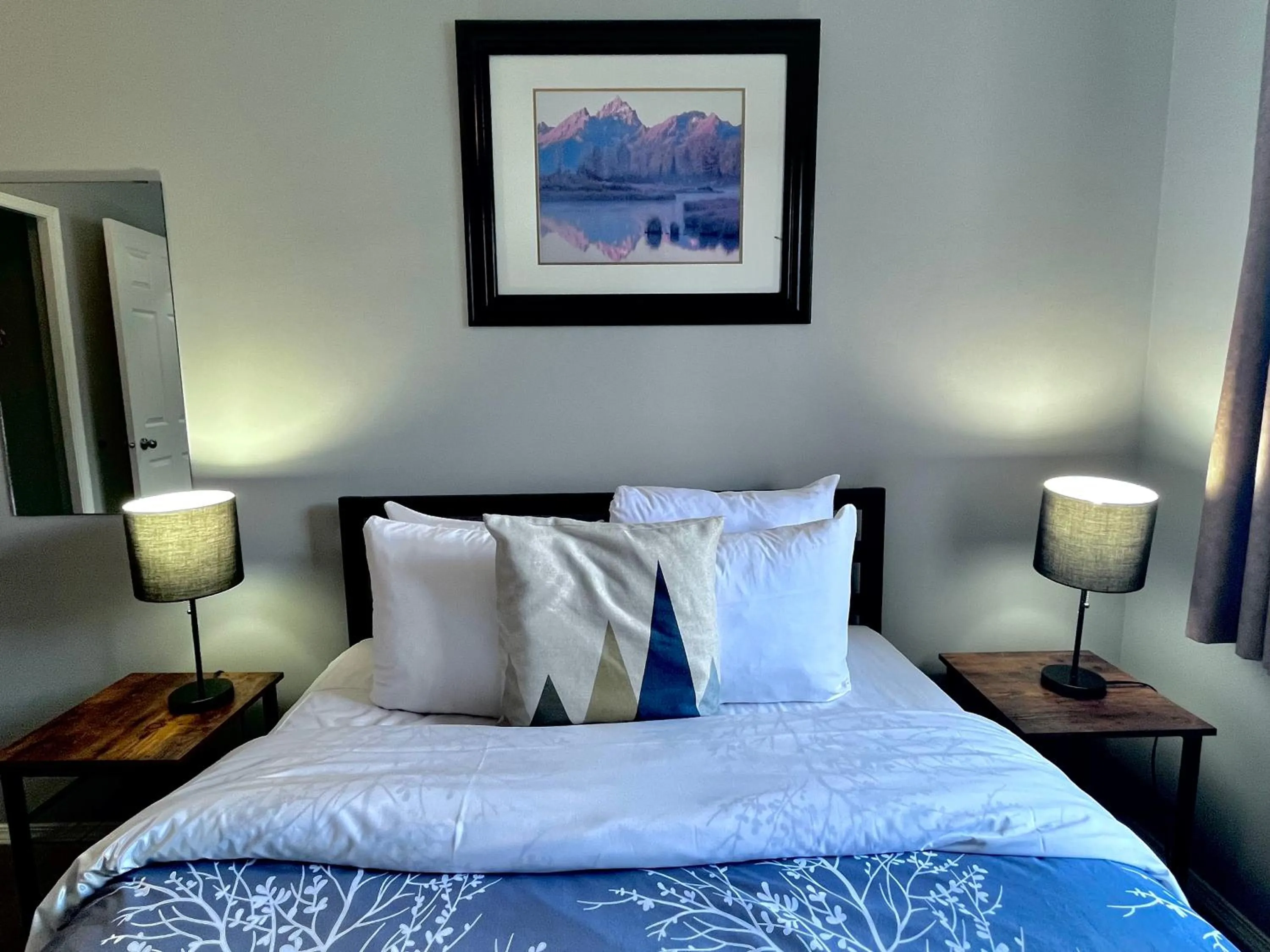 Bed in Canadian Rockies Chalets by Trilink - 2 & 3 Bedroom Condos - Self Check-In - Walking Distance to Downtown - Free Parking - Pet-Friendly - No AC