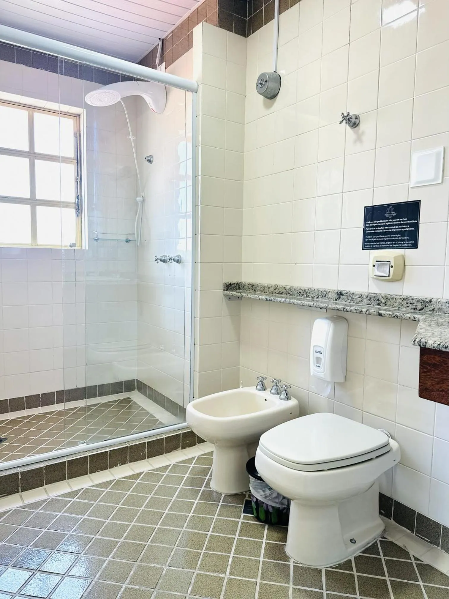 Bathroom in Ingleses Palace Hotel