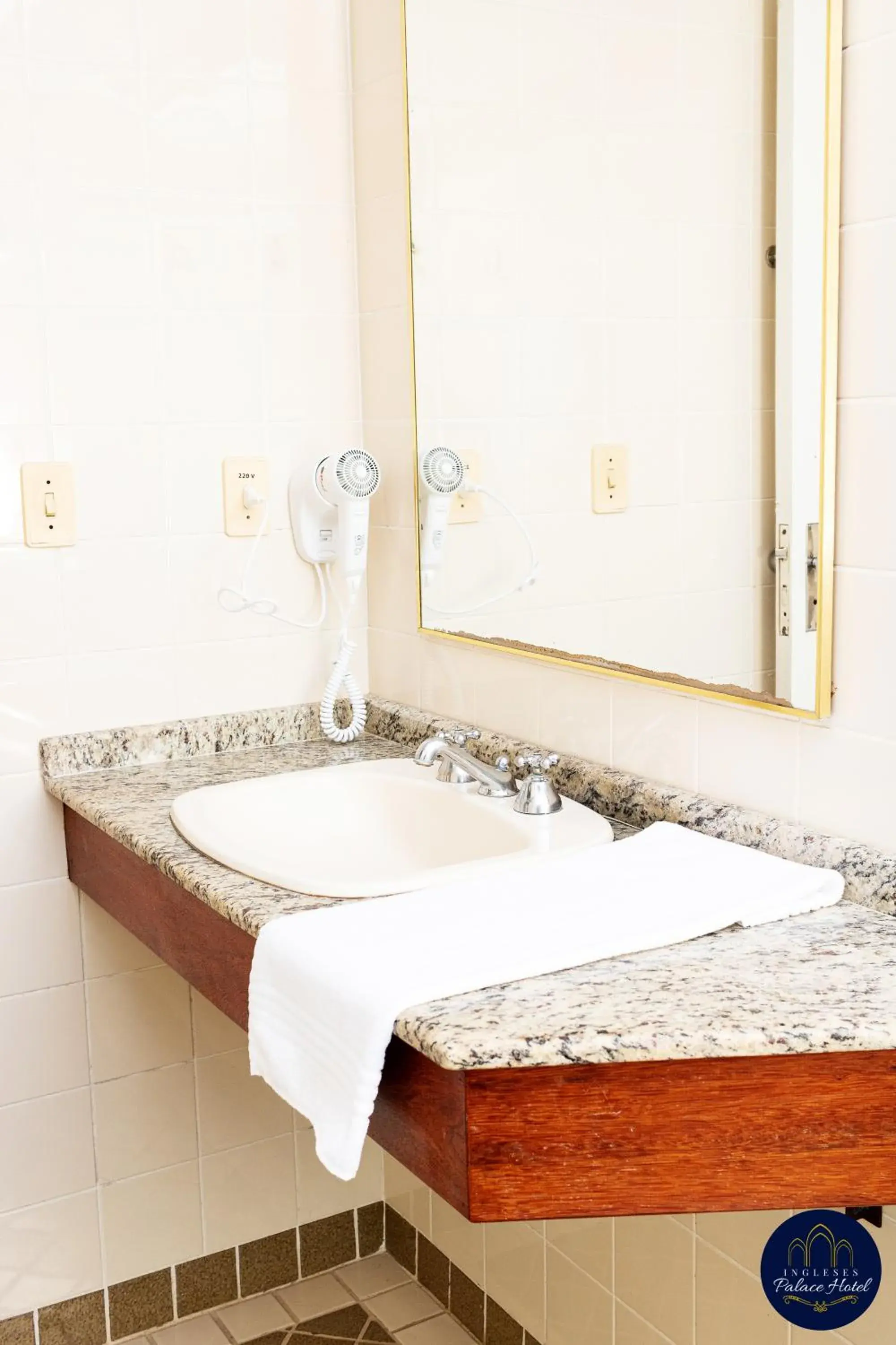 Bathroom, Bed in Ingleses Palace Hotel Bathroom, Bed in Ingleses Palace Hotel