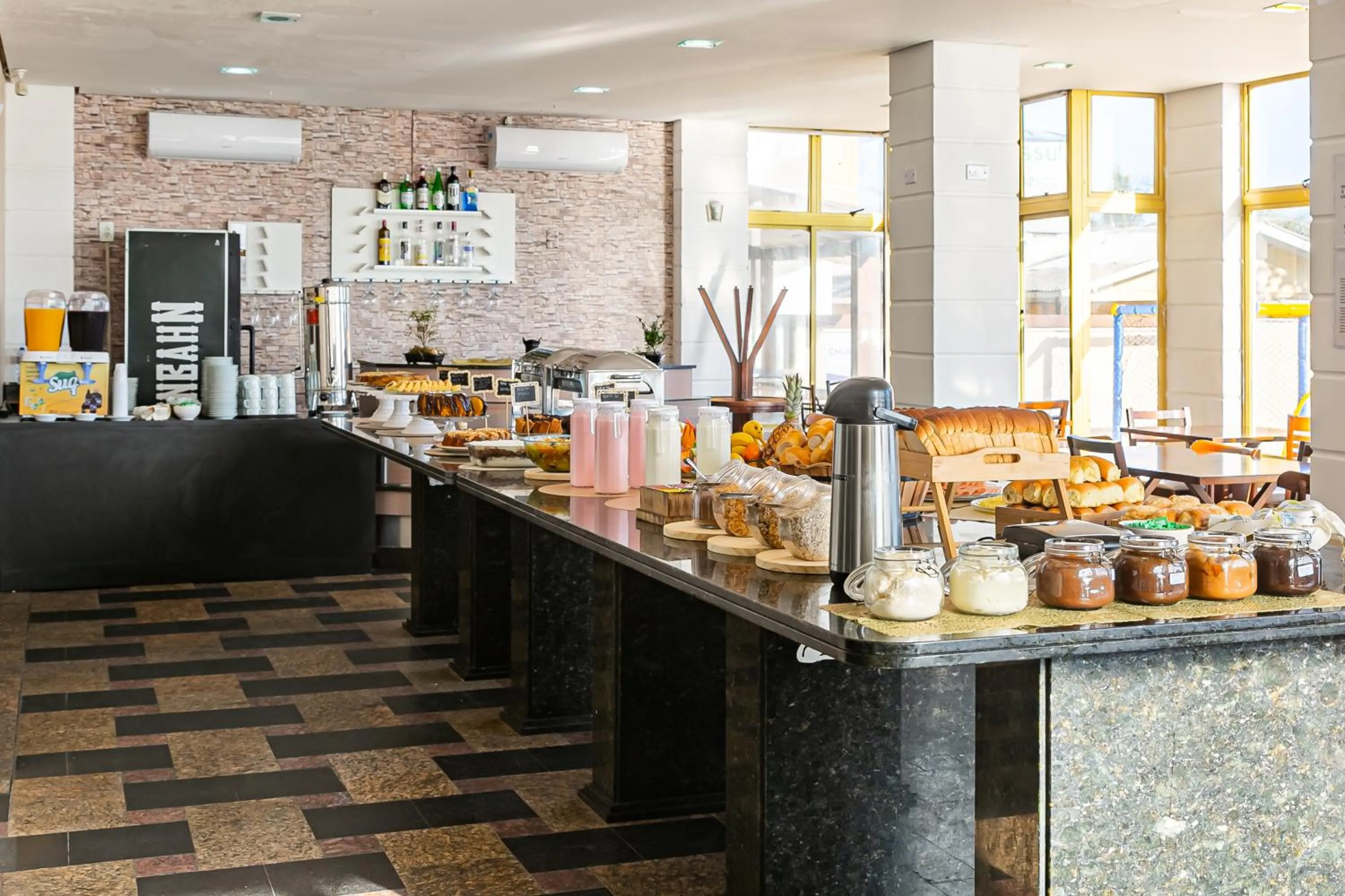 Restaurant/places to eat in Ingleses Palace Hotel