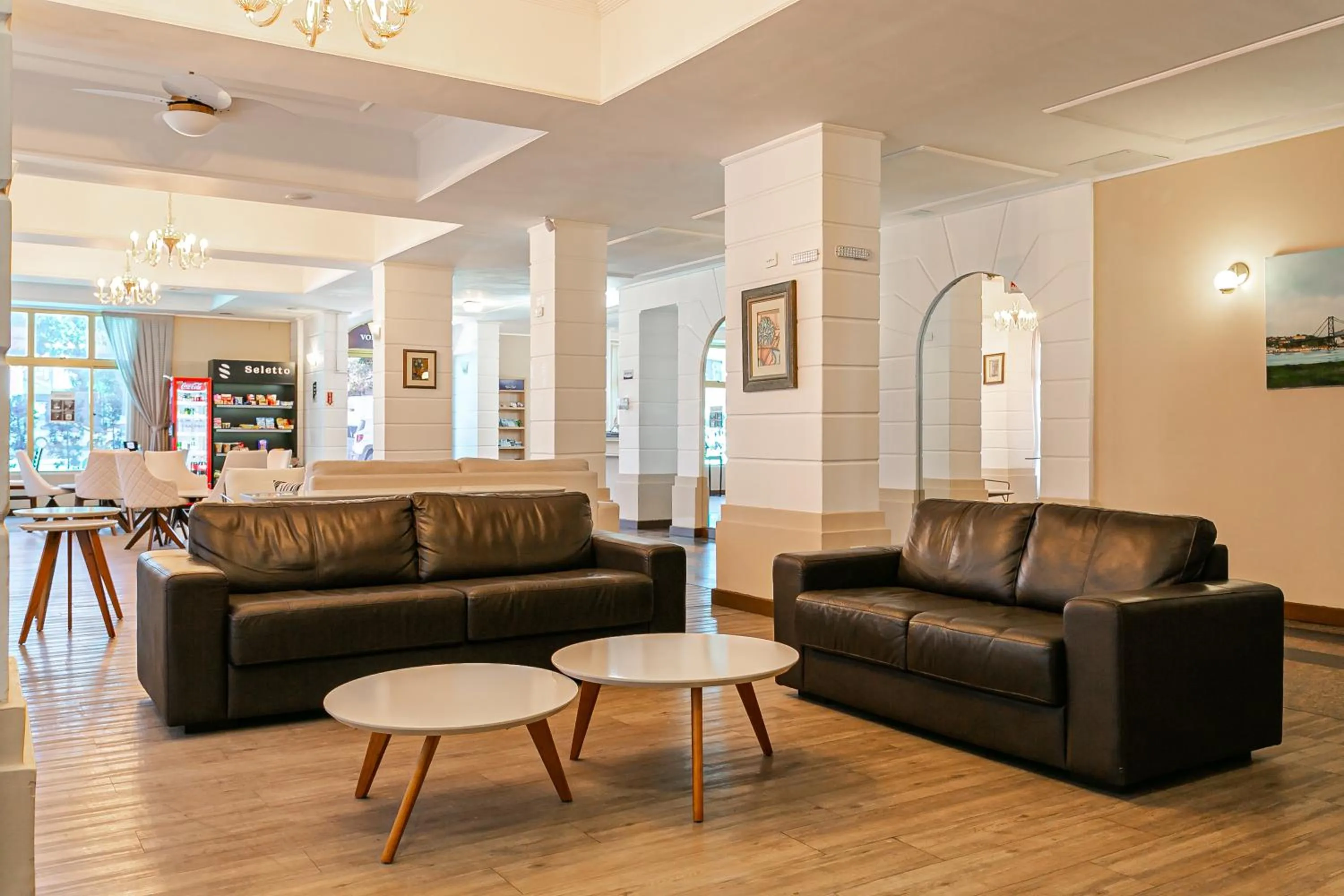 Communal lounge/ TV room in Ingleses Palace Hotel