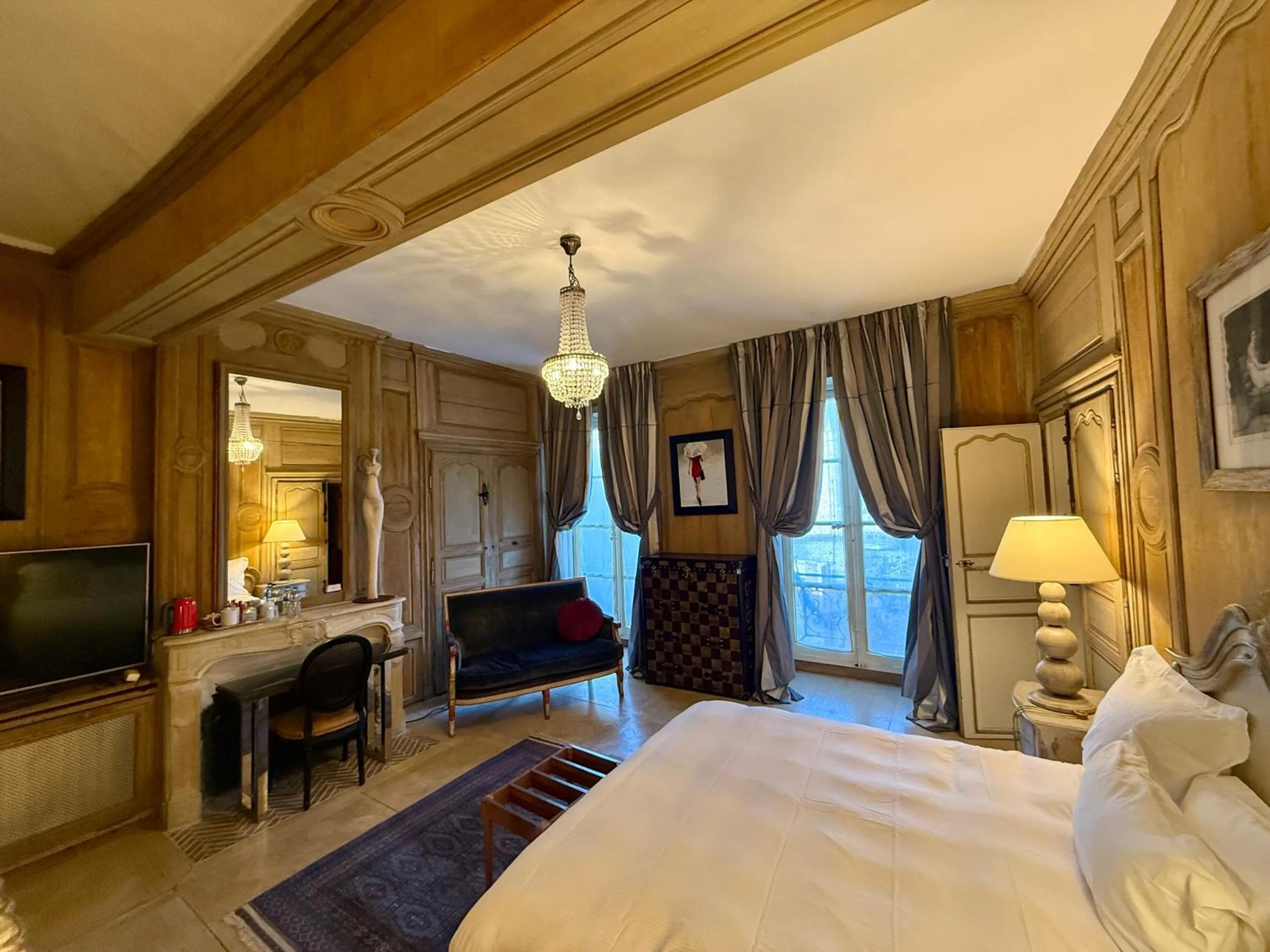 Photo of the whole room, Bed in Demeure des Vieux Bains