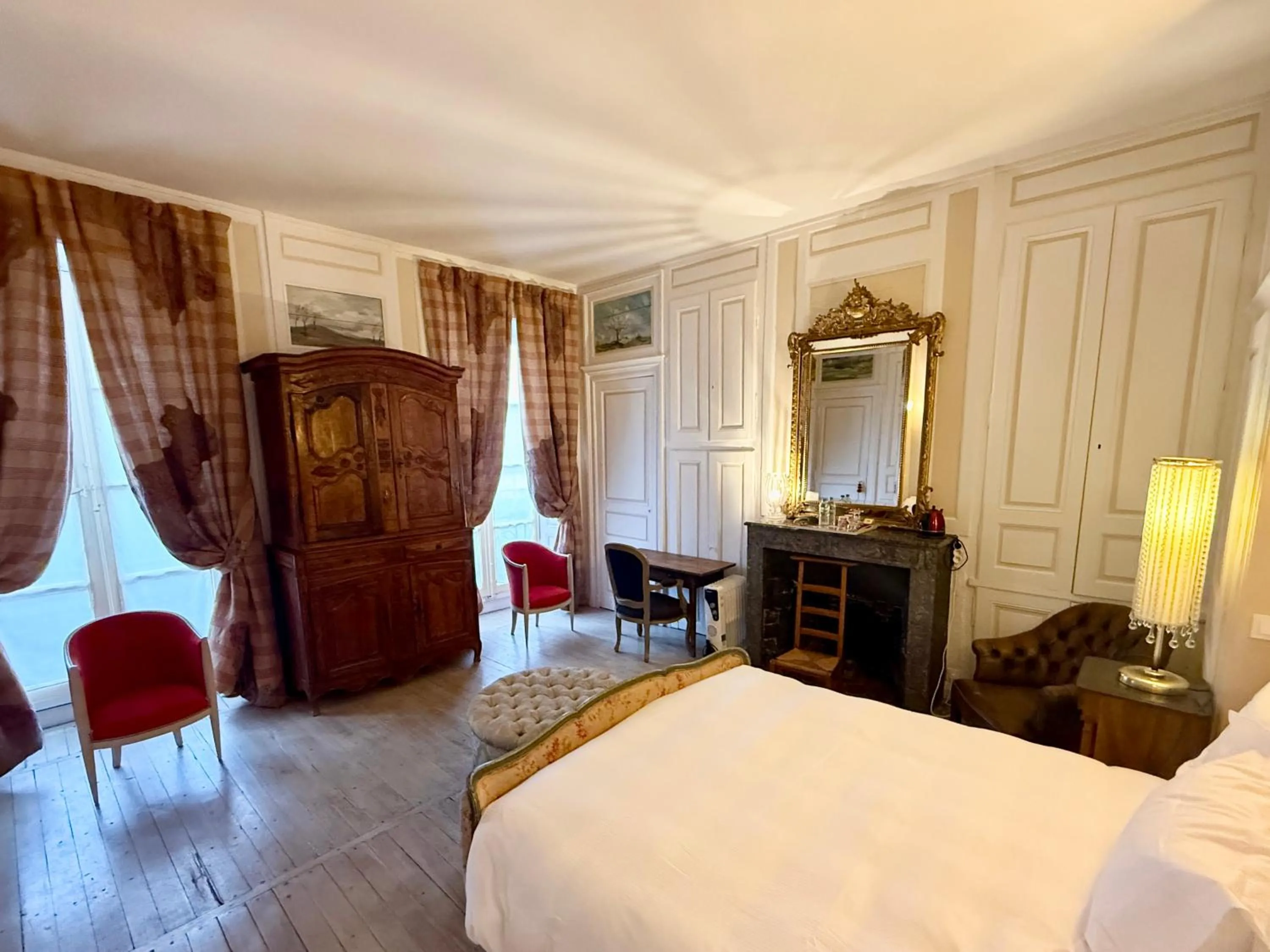 Photo of the whole room, Bed in Demeure des Vieux Bains