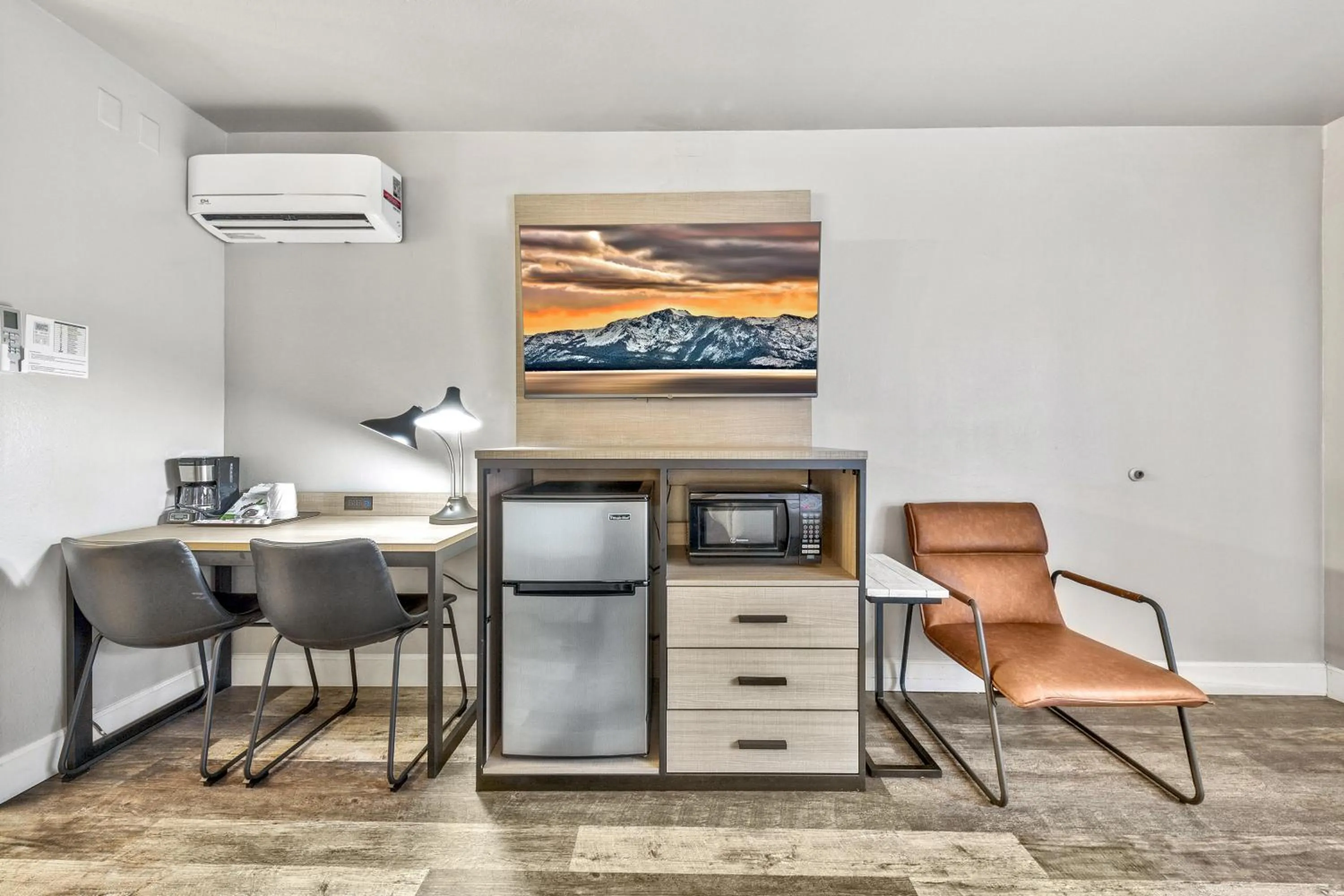 microwave in Forest Suites Resort at the Heavenly Village