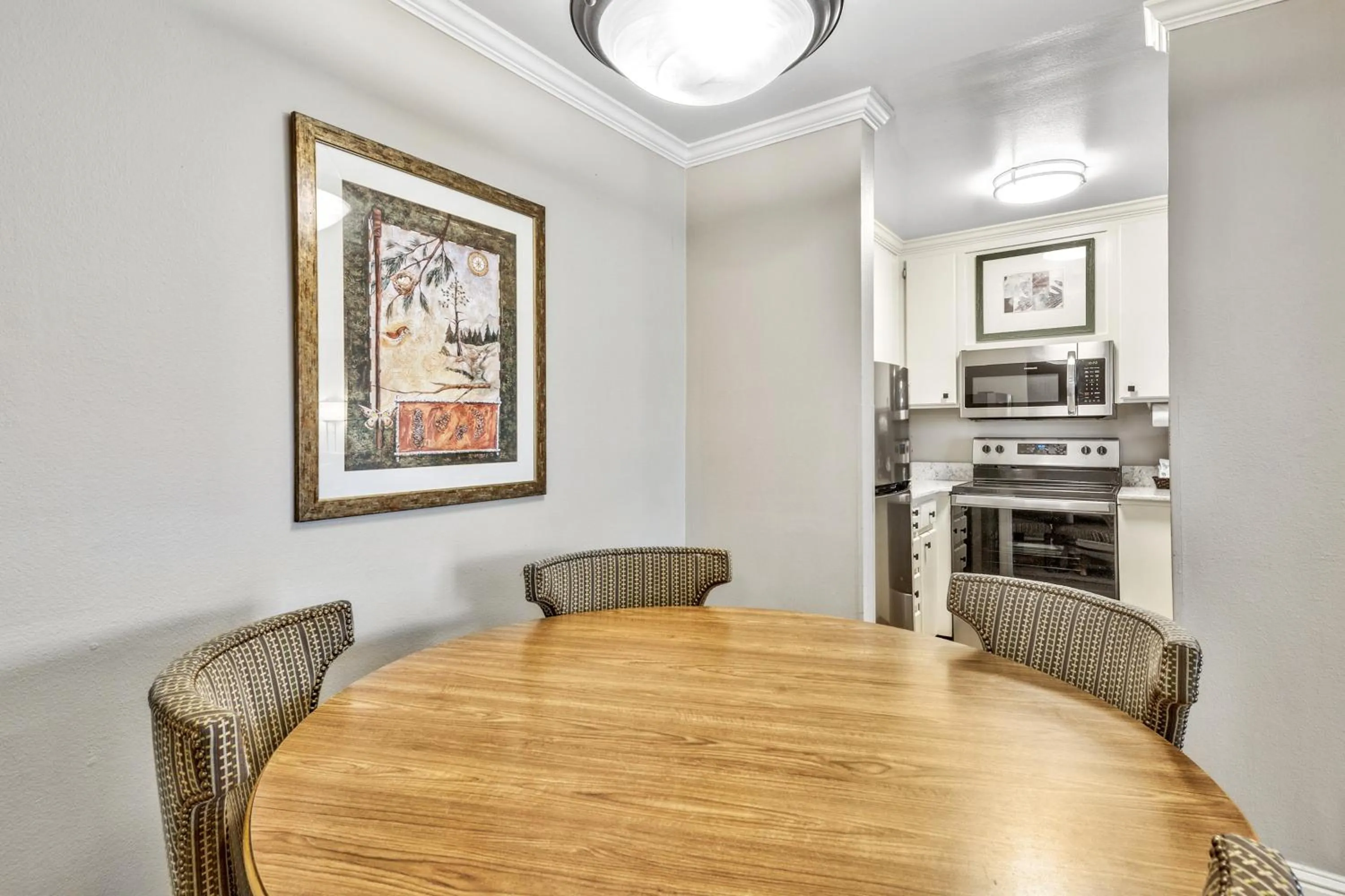 Dining area in Forest Suites Resort at the Heavenly Village