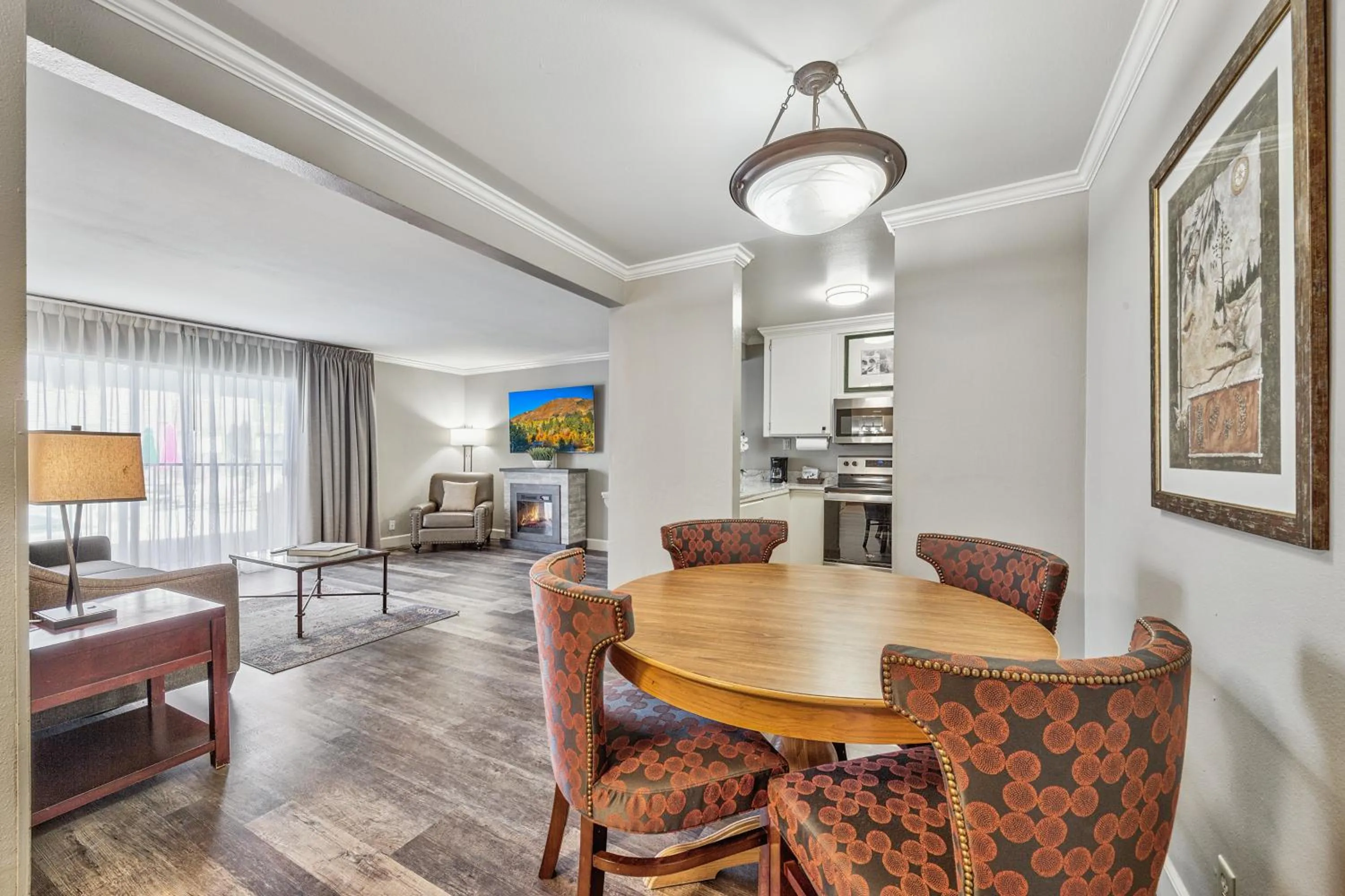 Dining area in Forest Suites Resort at the Heavenly Village