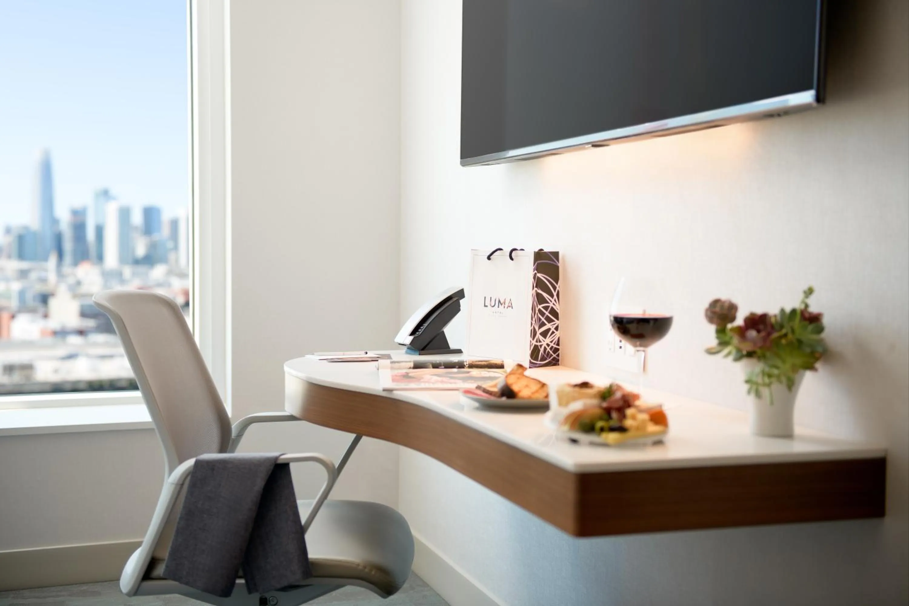 TV and multimedia in LUMA Hotel San Francisco