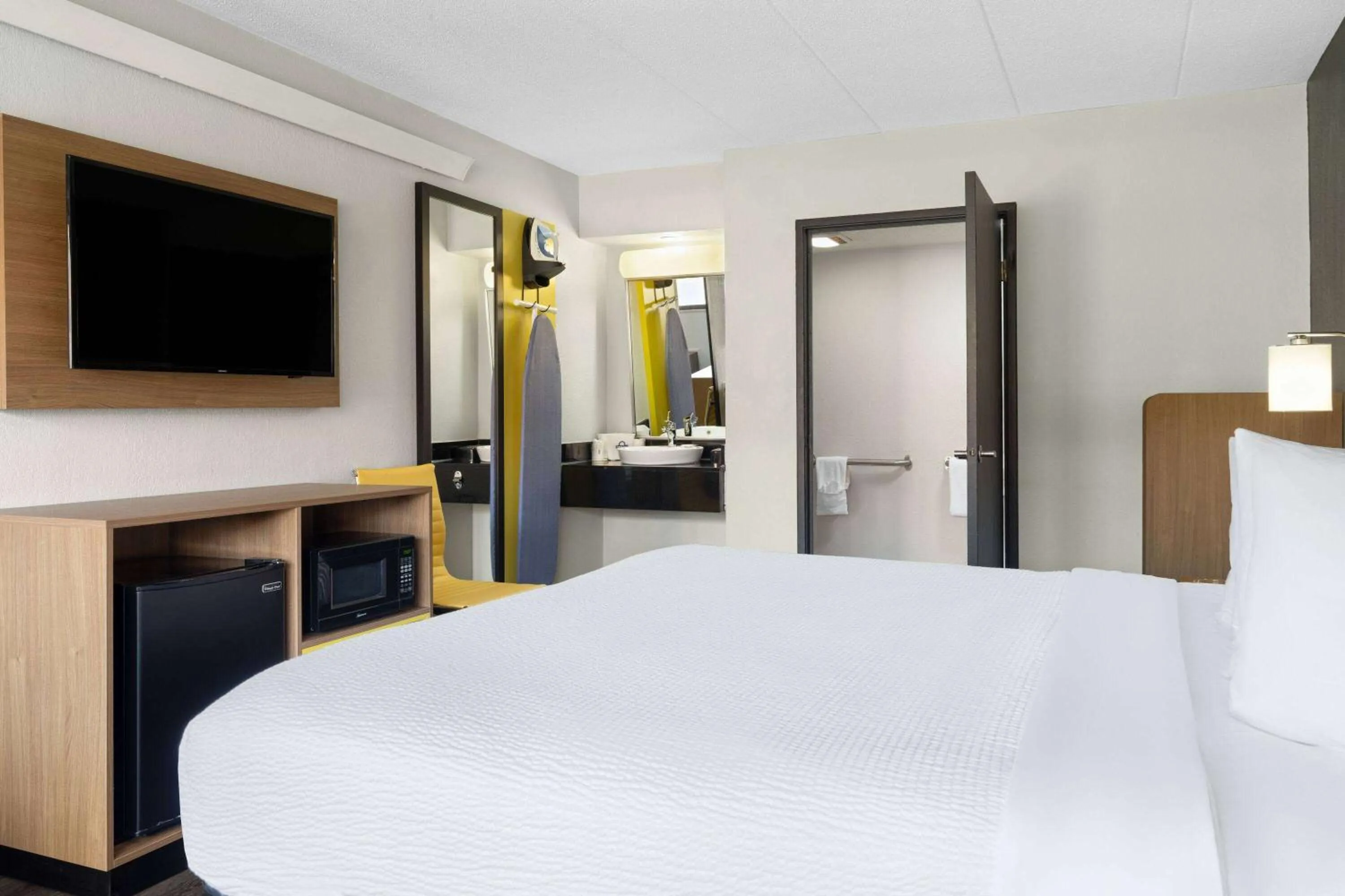 Photo of the whole room, Bed in Days Inn by Wyndham Columbus Worthington